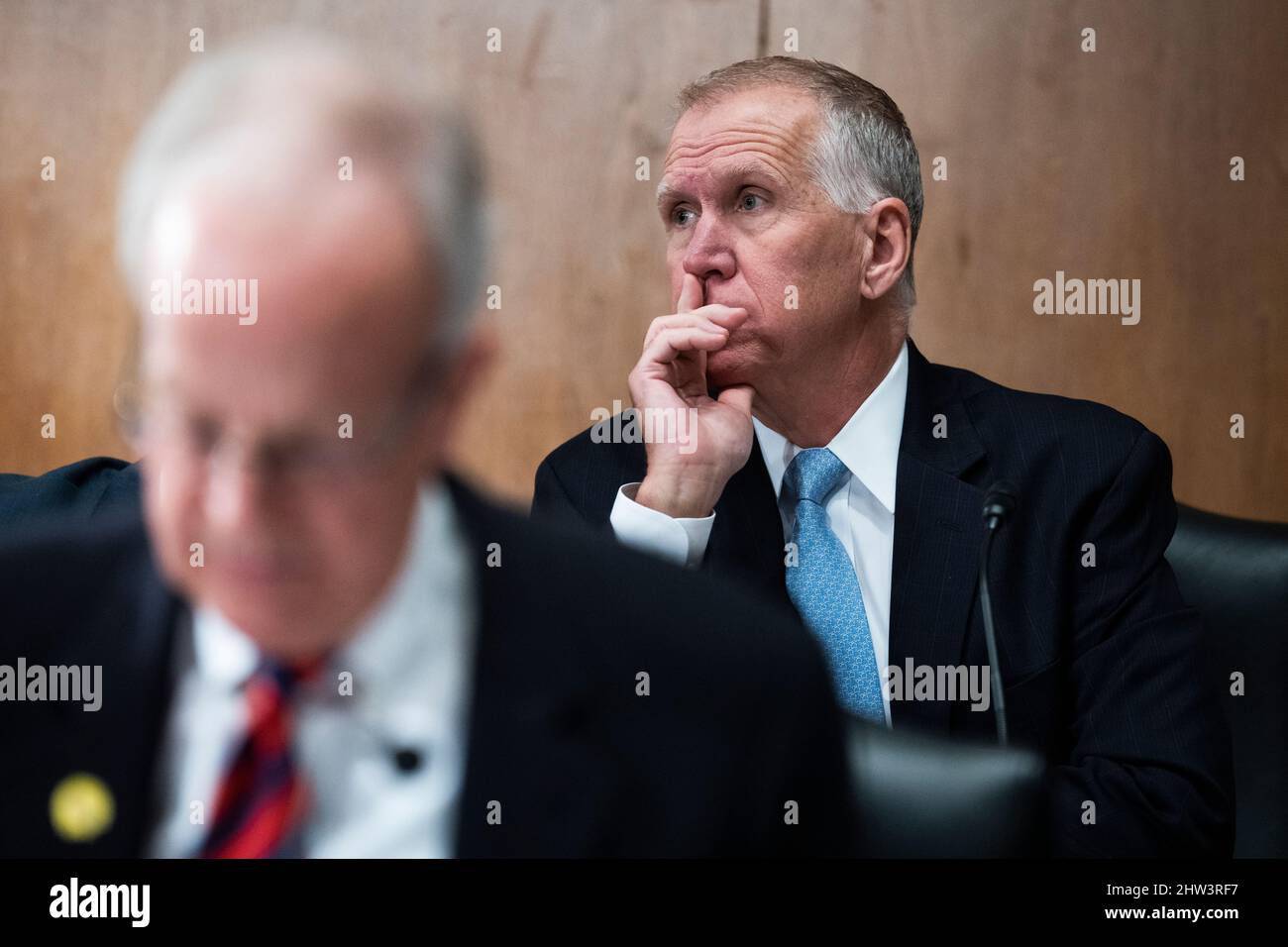 Stati Uniti. 3rd Mar 2022. Il senatore degli Stati Uniti Thom Tillis (repubblicano del North Carolina), Right, e Jerry Moran, R-Kan., ascoltate il presidente della Federal Reserve Jerome Powell testimoniare durante l’audizione del Comitato bancario del Senato intitolata “il rapporto semestrale sulla politica monetaria al Congresso”, nell’edificio Dirksen di Washington, DC, giovedì 3 marzo 2022. Credit: Tom Williams/Pool Via CNP/Media Punch/Alamy Live News Foto Stock