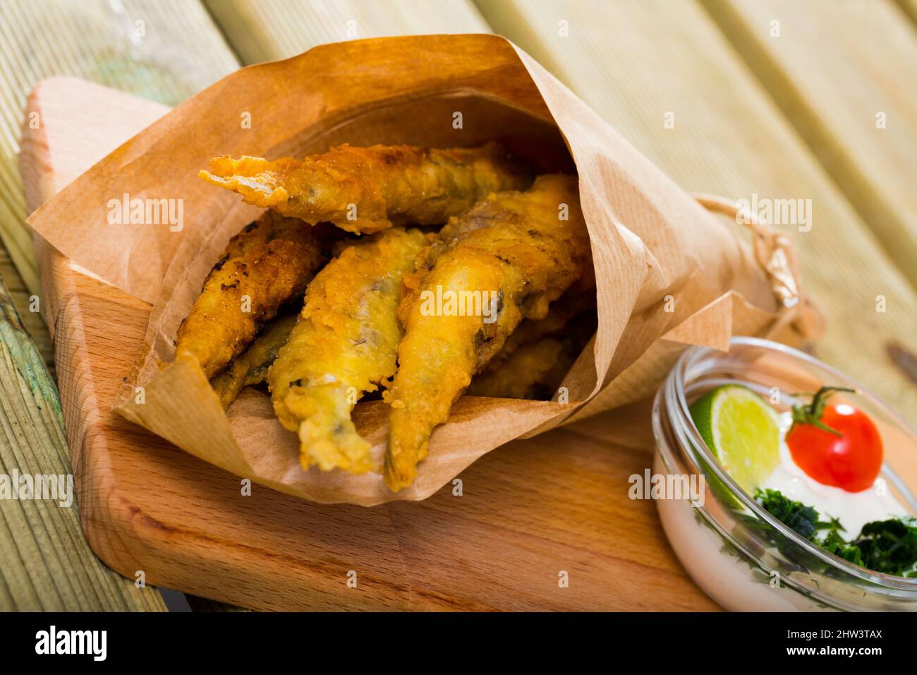 Pesce e patatine con salsa di formaggio cremosa Foto Stock