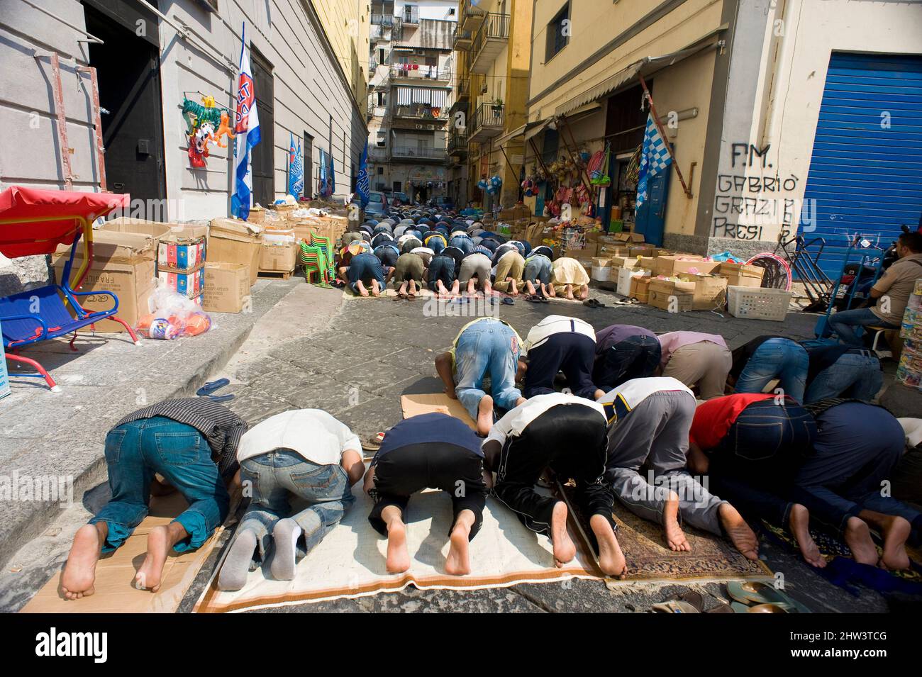 Napoli, Italia 16/09/2011: Venerdì preghiera tra le botteghe di giocattoli di Vico Conradino di Svevia, moschea di piazza mercato ©Andrea Sabbadini Foto Stock