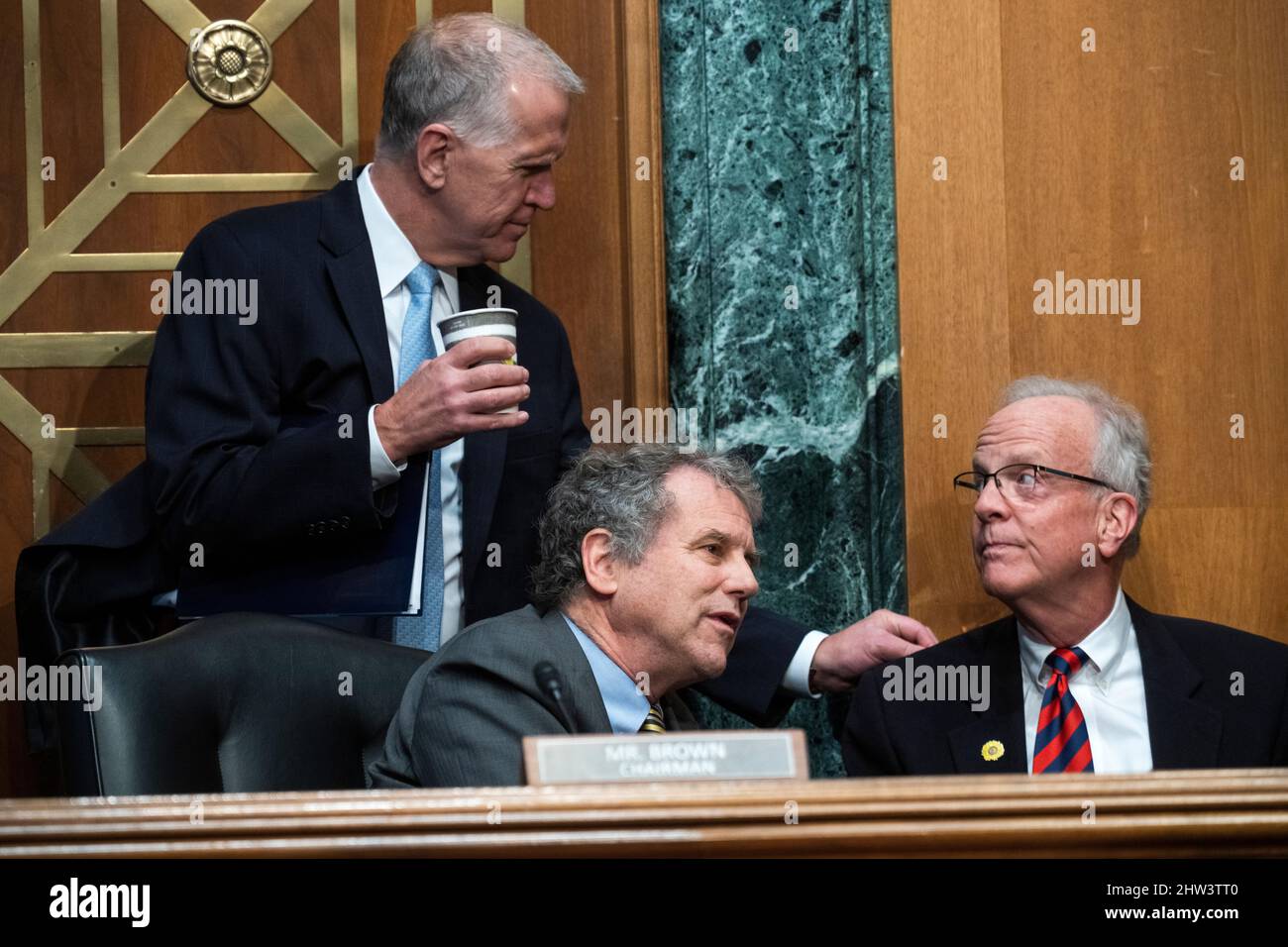 Washington, DC. 3rd Mar 2022. STATI UNITI - MARZO 3: Senatore degli Stati Uniti Sherrod Brown (democratico dell'Ohio), Presidente, Comitato del Senato degli Stati Uniti per le banche, gli alloggi e gli affari urbani, senatore degli Stati Uniti Jerry Moran (repubblicano del Kansas), destra, E il senatore americano Thom Tillis (repubblicano della Carolina del Nord), partecipano all’audizione del Comitato bancario del Senato con la testimonianza del presidente della Federal Reserve Jerome Powell intitolata “il rapporto semestrale sulla politica monetaria al Congresso, nel Dirksen Building di Washington, DC, giovedì 3 marzo 2022. Credit: Tom Williams/Pool via CNP/dpa/Alamy Live News Foto Stock