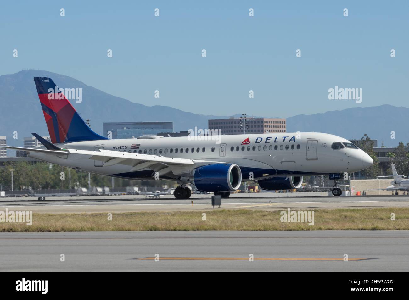 Aeroporto John Wayne: Delta Air Lines Airbus A220-100 con registrazione N115DU mostrato rullaggio. Foto Stock