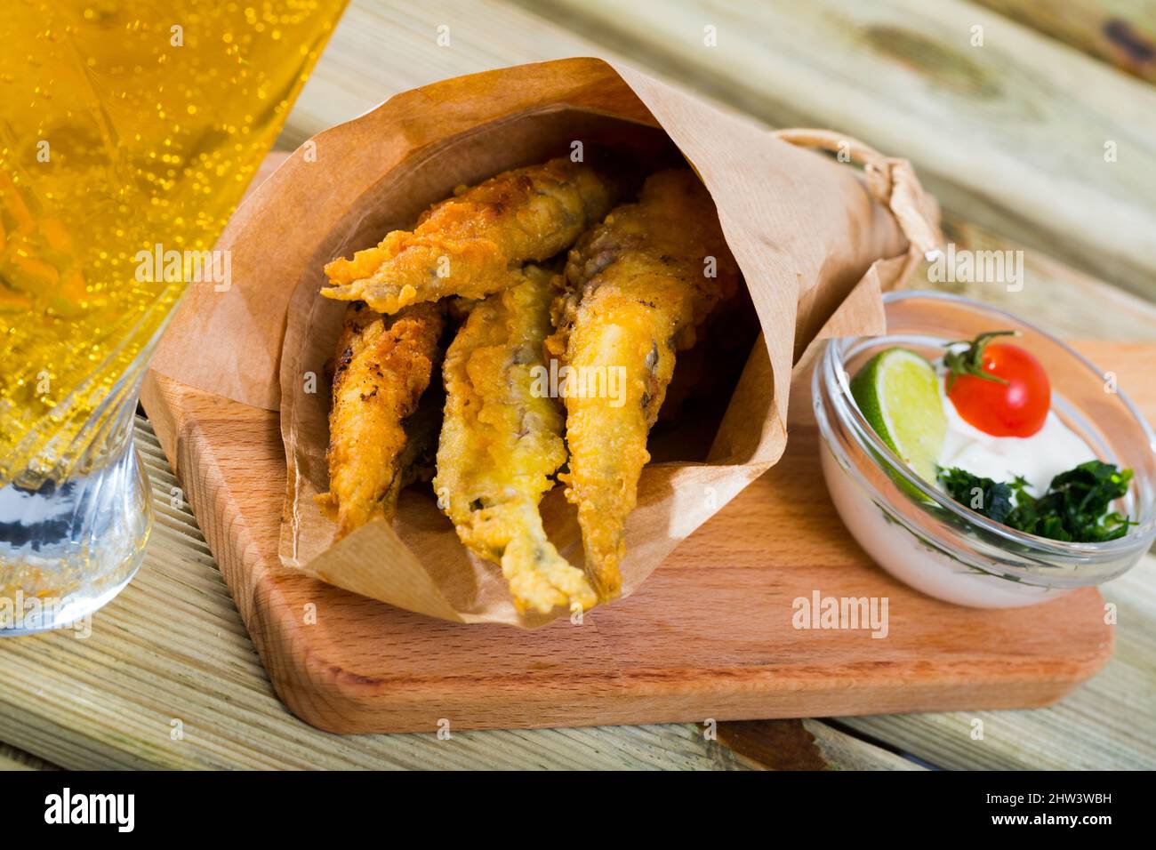Pesce e patatine con salsa di formaggio cremosa Foto Stock