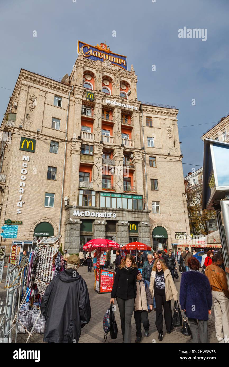 Ristorante McDonald's in un edificio in stile russo sovietico in Piazza Indipendenza, Maidan Nezalezhnosti, nel centro di Kiev, Ucraina Foto Stock