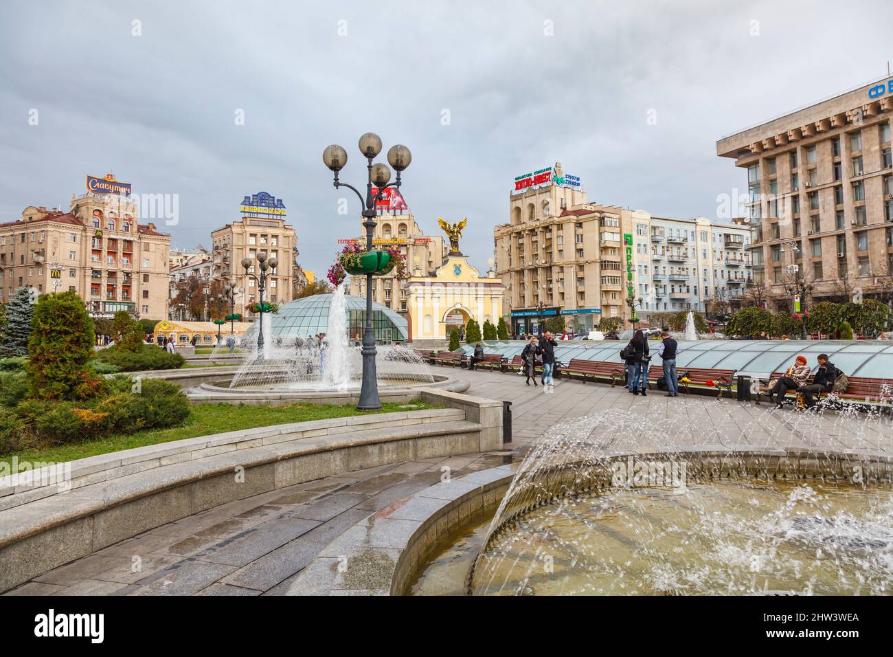Piazza Indipendenza, Maidan Nezalezhnosti, nel centro di Kiev, Ucraina con Lyadski Gate, fontane e stile sovietico degli edifici Foto Stock