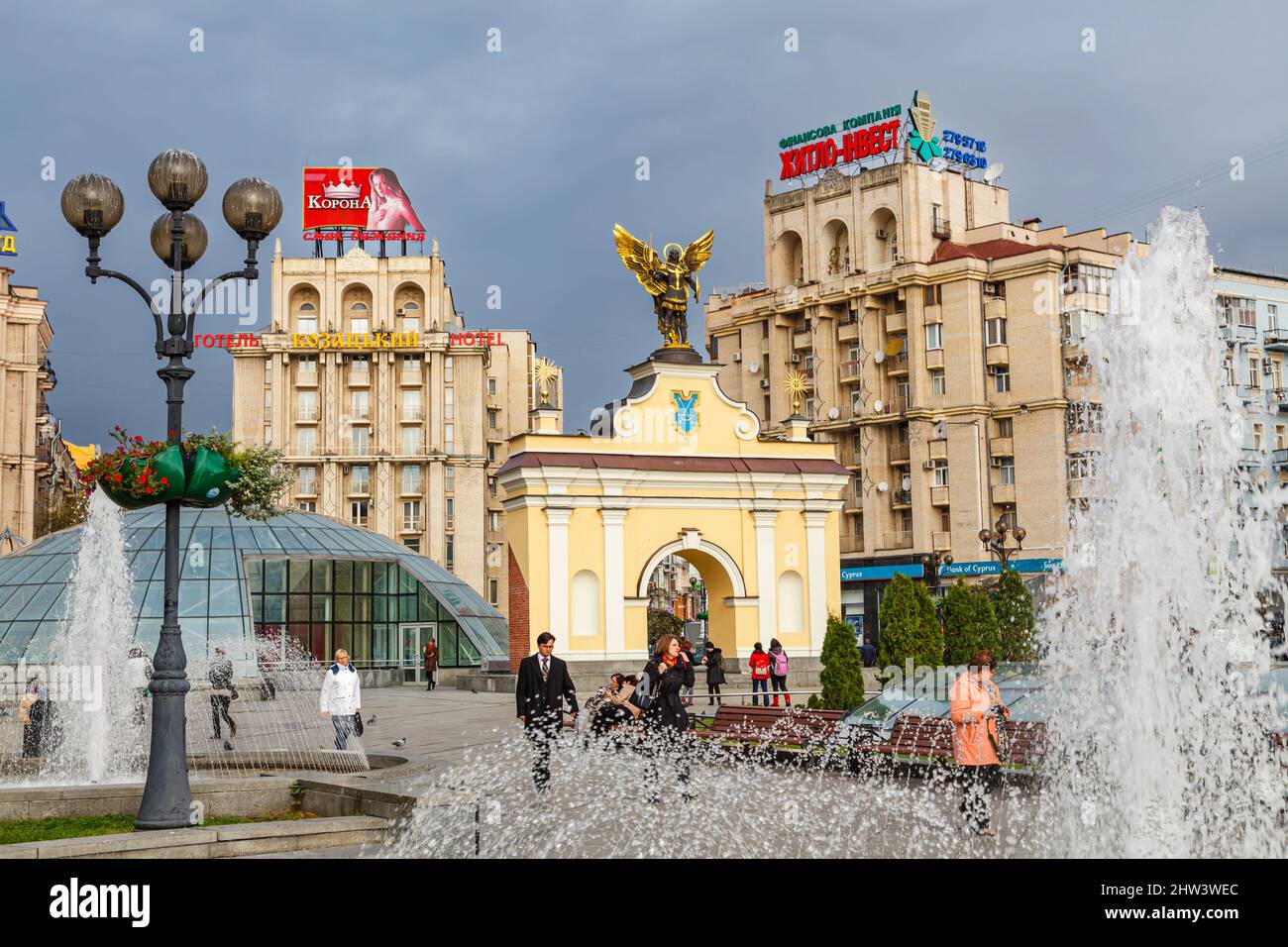 Piazza Indipendenza, Maidan Nezalezhnosti, nel centro di Kiev, Ucraina con Lyadski Gate, fontane e stile sovietico degli edifici Foto Stock