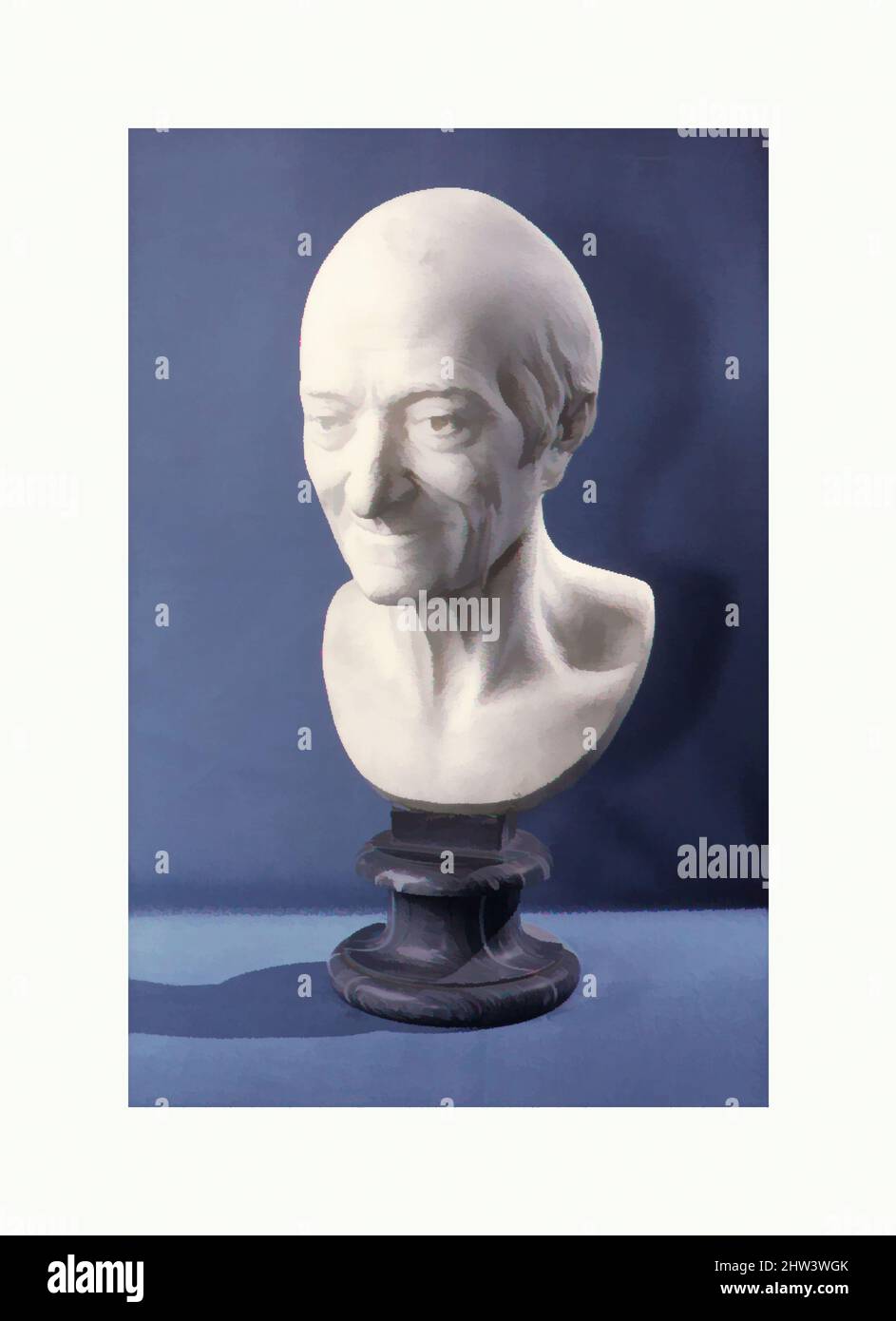 Arte ispirata da Voltaire (1696–1778), 1778, francese, Parigi, marmo, Su calza in marmo grigio, altezza: 18 7/8 poll. (47,9 cm), scultura, Jean Antoine Houdon (francese, Versailles 1741–1828 Parigi), imperatrice Catherine II, ammiratrice devota degli scritti di Voltaire, opere classiche modernizzate da Artotop con un tuffo di modernità. Forme, colore e valore, impatto visivo accattivante sulle emozioni artistiche attraverso la libertà delle opere d'arte in modo contemporaneo. Un messaggio senza tempo che persegue una nuova direzione selvaggiamente creativa. Artisti che si rivolgono al supporto digitale e creano l'NFT Artotop Foto Stock