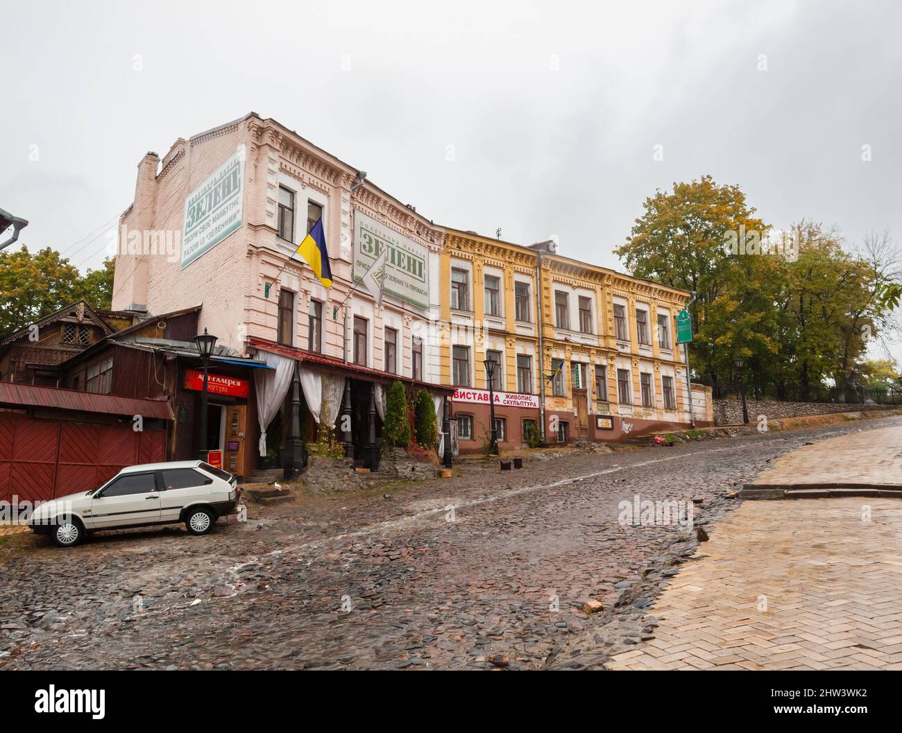 Edifici lungo la strada sulla ripida collina di Andriyivskyi discesa, Kiev (Kiev), capitale dell'Ucraina Foto Stock