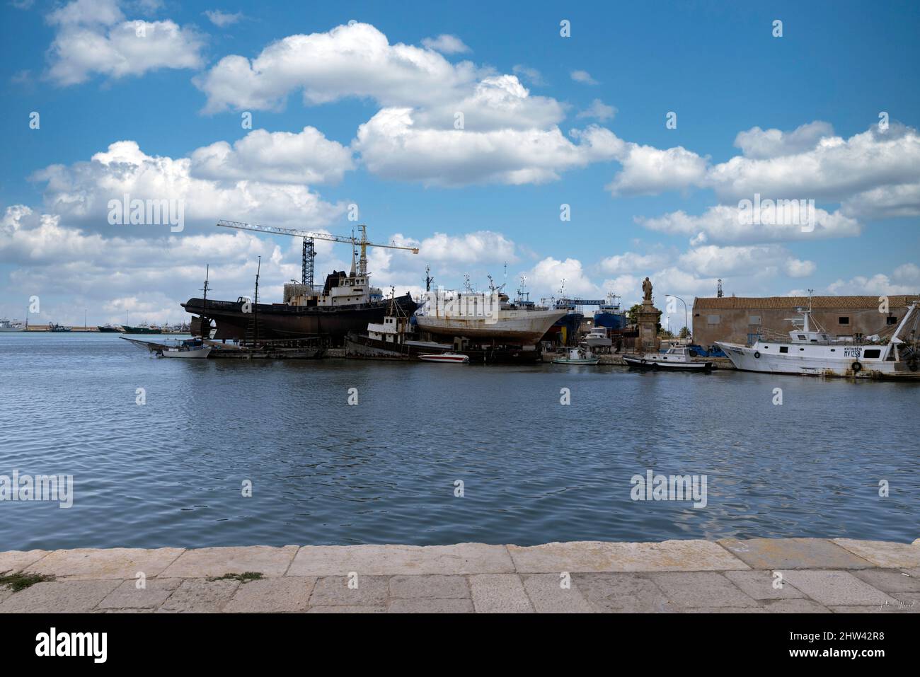 Bel porto in Sicilia Italia con navi antiche Foto Stock