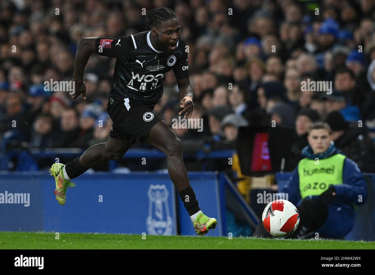 Jacob Mendy #17 di Boreham Wood sembra frustrato quando la palla esce dal gioco Foto Stock
