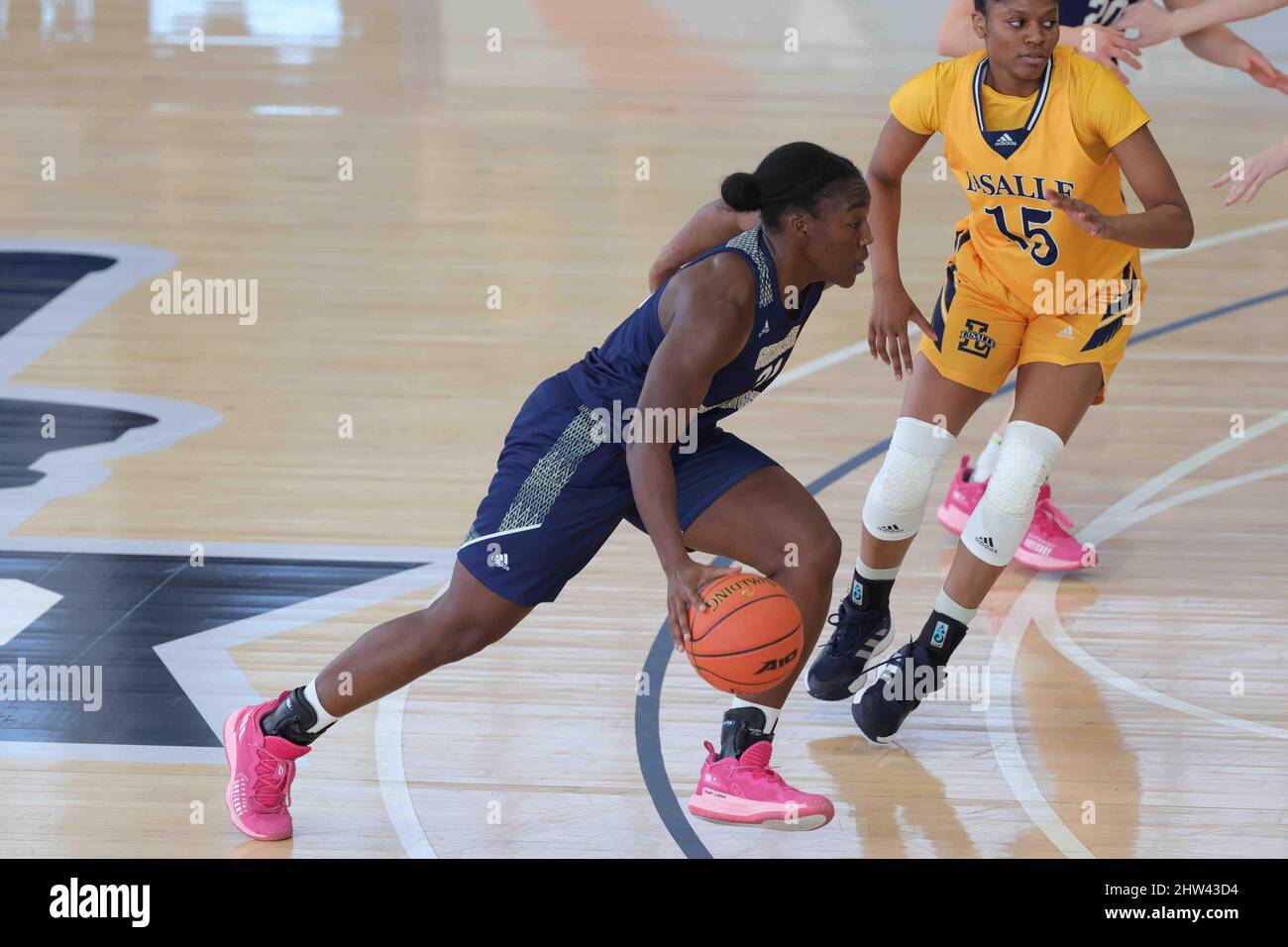 Wilmington, DE, Stati Uniti. 3rd Mar 2022. George Washington Forward MAYOWA TAIWO (31) gestisce la palla durante un round due A10 Women's Championship gioco torneo tra il No. 5 la Salle Explorers e No. 12 George Washington Colonials giovedì, 03 marzo 2022; al Chase Fieldhouse di Wilmington, DE. (Credit Image: © Saquan Stimpson/ZUMA Press Wire) Foto Stock