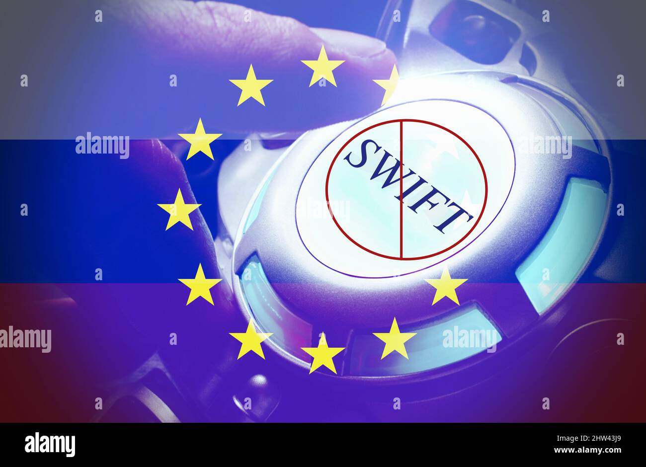 Mano umana che spinge il pulsante Swift , con la bandiera europea, concetto di sanzioni russe . Foto Stock