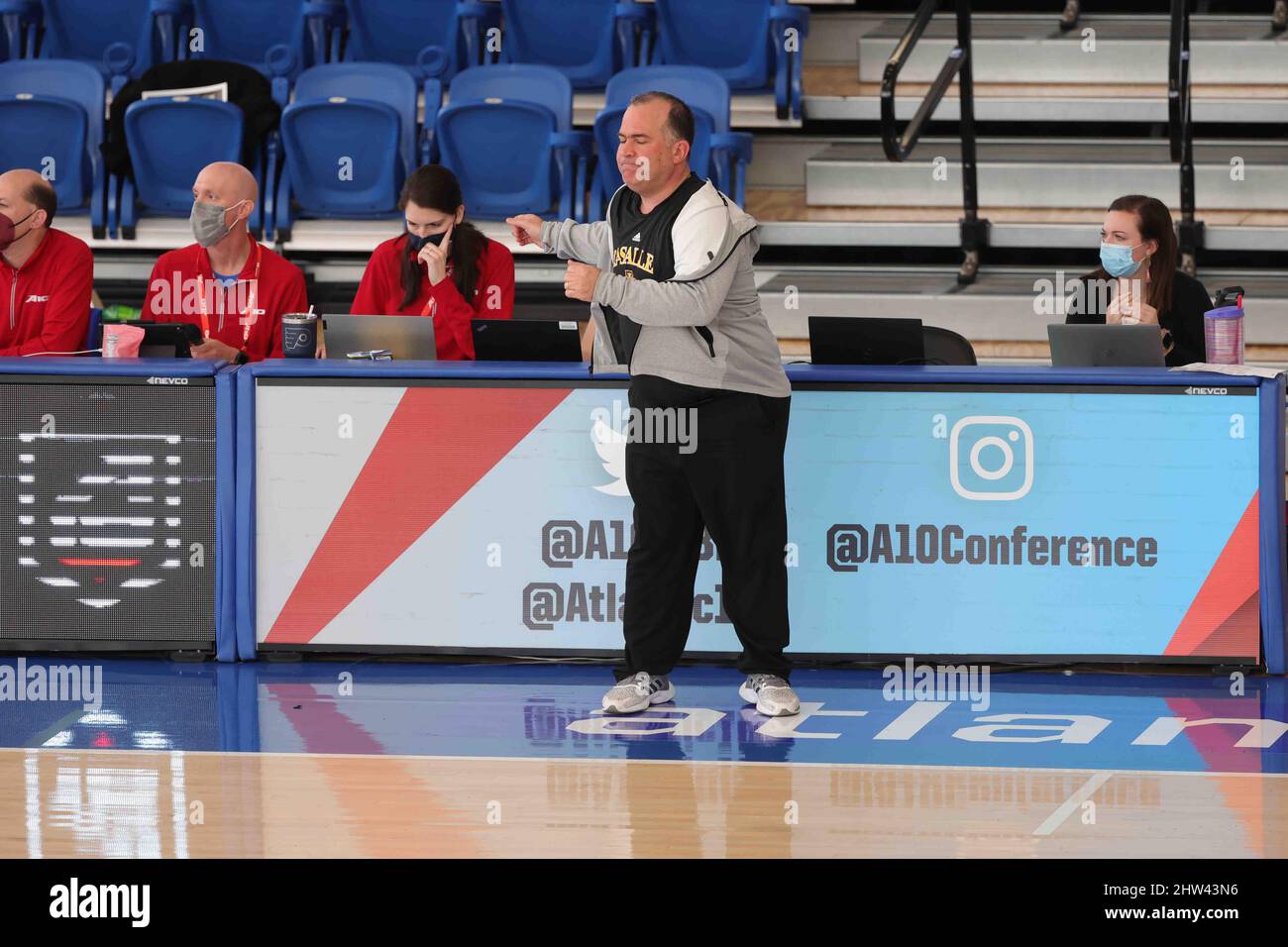 Wilmington, DE, Stati Uniti. 3rd Mar 2022. La Salle Head Coach MOUNTAIN MACGILLIVRAY reagisce durante un round due A10 Women's Championship gioco torneo tra il No. 5 la Salle Explorers e No. 12 George Washington Colonials giovedì, 03 marzo 2022; al Chase Fieldhouse di Wilmington, DE. (Credit Image: © Saquan Stimpson/ZUMA Press Wire) Foto Stock