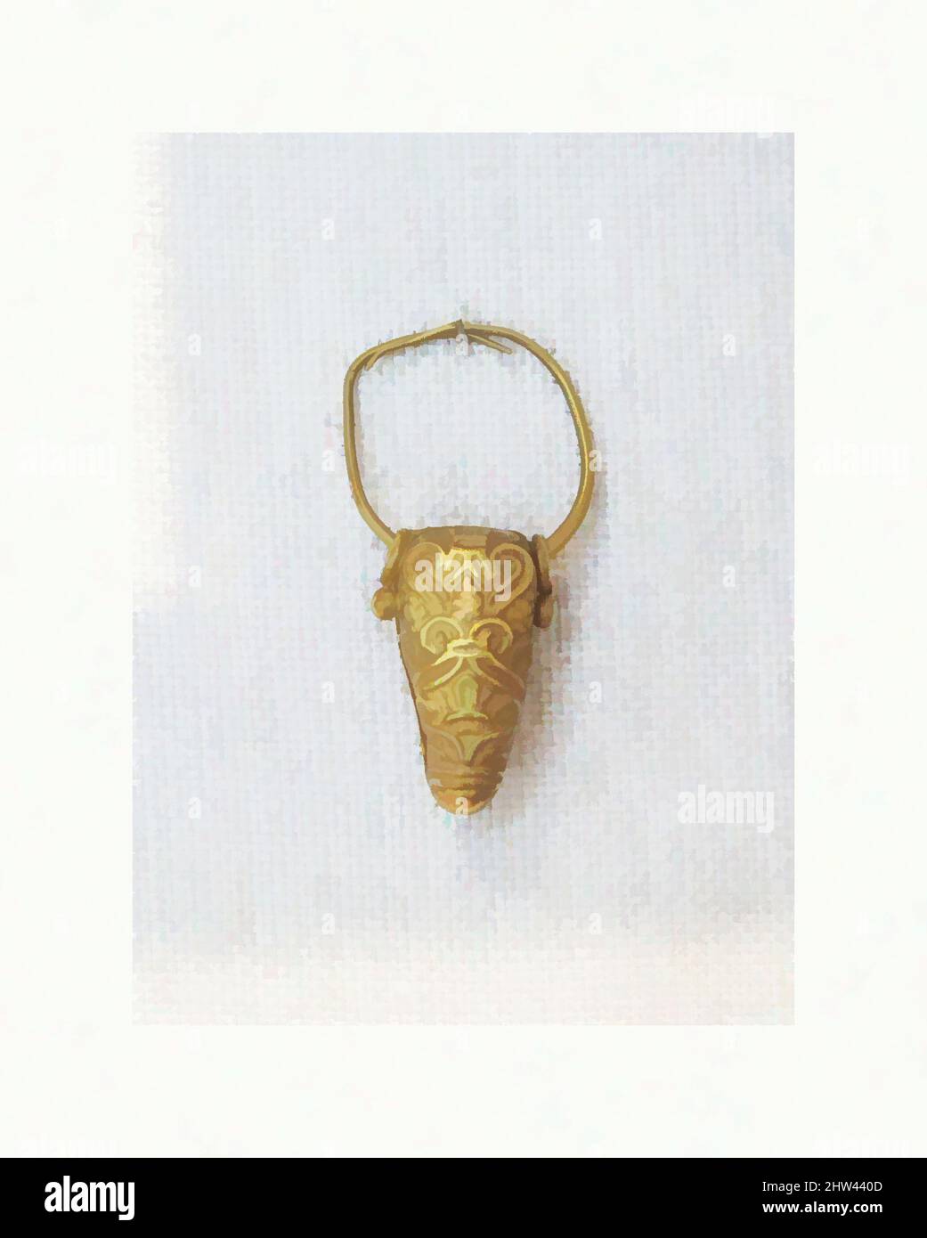 Arte ispirata al pendente in oro a forma di testa di toro, età del Bronzo tardo, ca. 1400–1050 a.C., Cypriot, Gold, L. 1 7/16 poll. (3,7 cm), Oro e Argento, la maggior parte delle materie prime per i gioielli ciprioti proveniva dall'Oriente. L'oro divenne abbondante nella tarda età del bronzo, quando Siria ed Egitto, opere classiche modernizzate da Artotop con un tuffo di modernità. Forme, colore e valore, impatto visivo accattivante sulle emozioni artistiche attraverso la libertà delle opere d'arte in modo contemporaneo. Un messaggio senza tempo che persegue una nuova direzione selvaggiamente creativa. Artisti che si rivolgono al supporto digitale e creano l'NFT Artotop Foto Stock