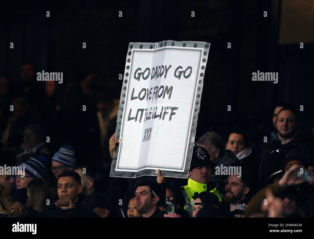 Un fan nei stand tiene un cartello con la scritta "go daddy go love from Little Cliff" durante la quinta partita di prova della Emirates fa Cup al Goodison Park, Liverpool. Data foto: Giovedì 3 marzo 2022. Foto Stock