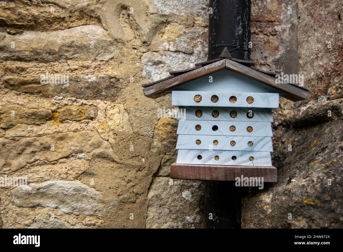 Piccolo hotel di insetti conosciuto come un hotel di animali selvatici o stack, costruzione come casa fatta per aiutare vari insetti a sopravvivere inverno e libero di lasciare in primavera Foto Stock