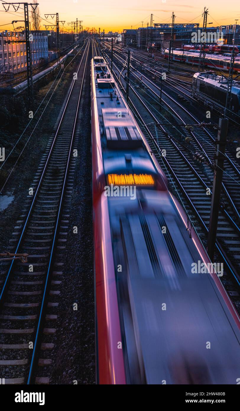 Vista ad alto angolo di un treno in streaming con motion blur, Francoforte, Germania Foto Stock