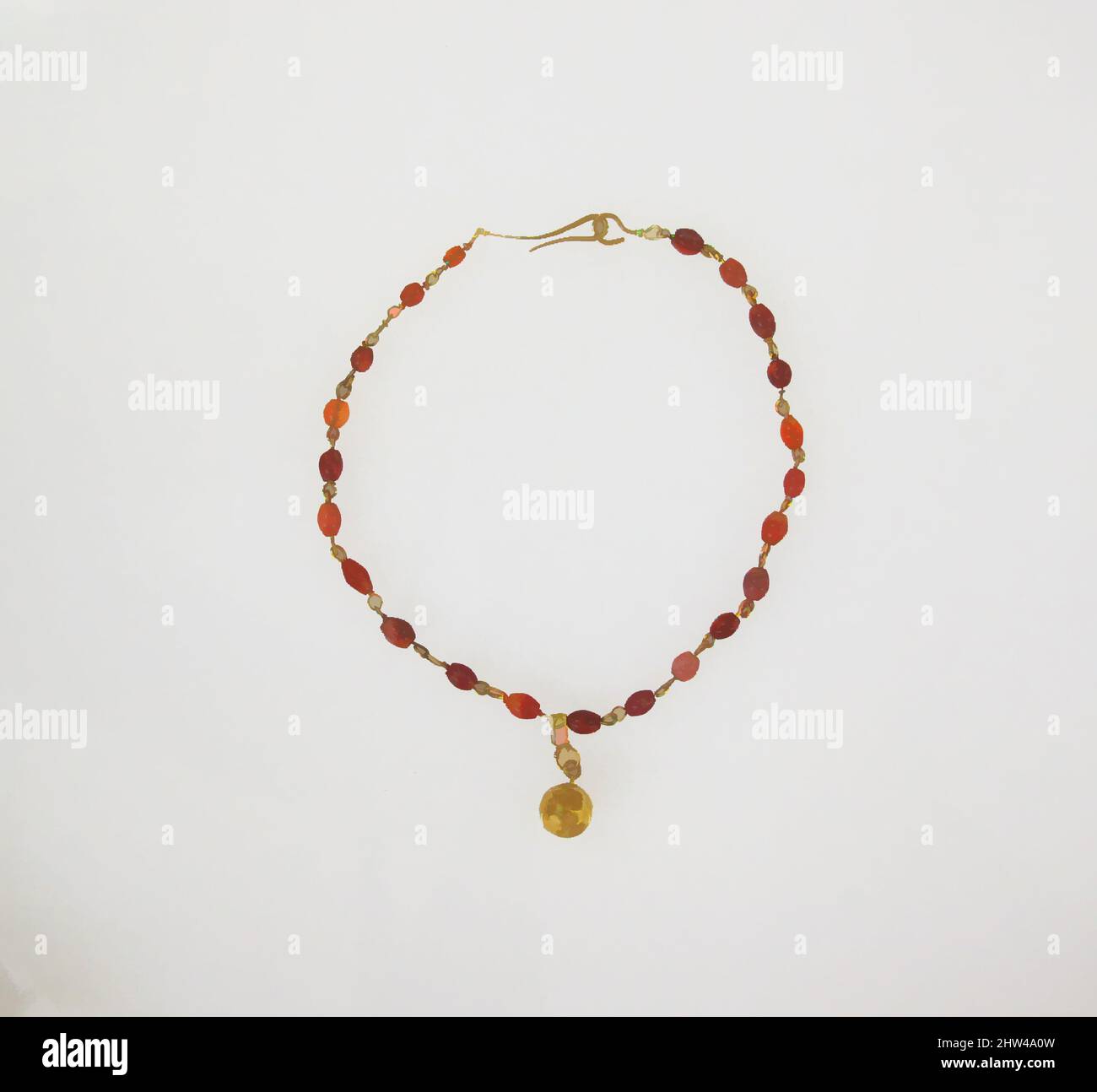 Arte ispirata da collana con perle carnelie, 1st secolo a.C.–1st secolo d.C., romana, Oro, Carnelia, altri (23 elementi): 13 1/8 pollici. (33,3 cm), Oro e Argento, opere classiche modernizzate da Artotop con un tuffo di modernità. Forme, colore e valore, impatto visivo accattivante sulle emozioni artistiche attraverso la libertà delle opere d'arte in modo contemporaneo. Un messaggio senza tempo che persegue una nuova direzione selvaggiamente creativa. Artisti che si rivolgono al supporto digitale e creano l'NFT Artotop Foto Stock