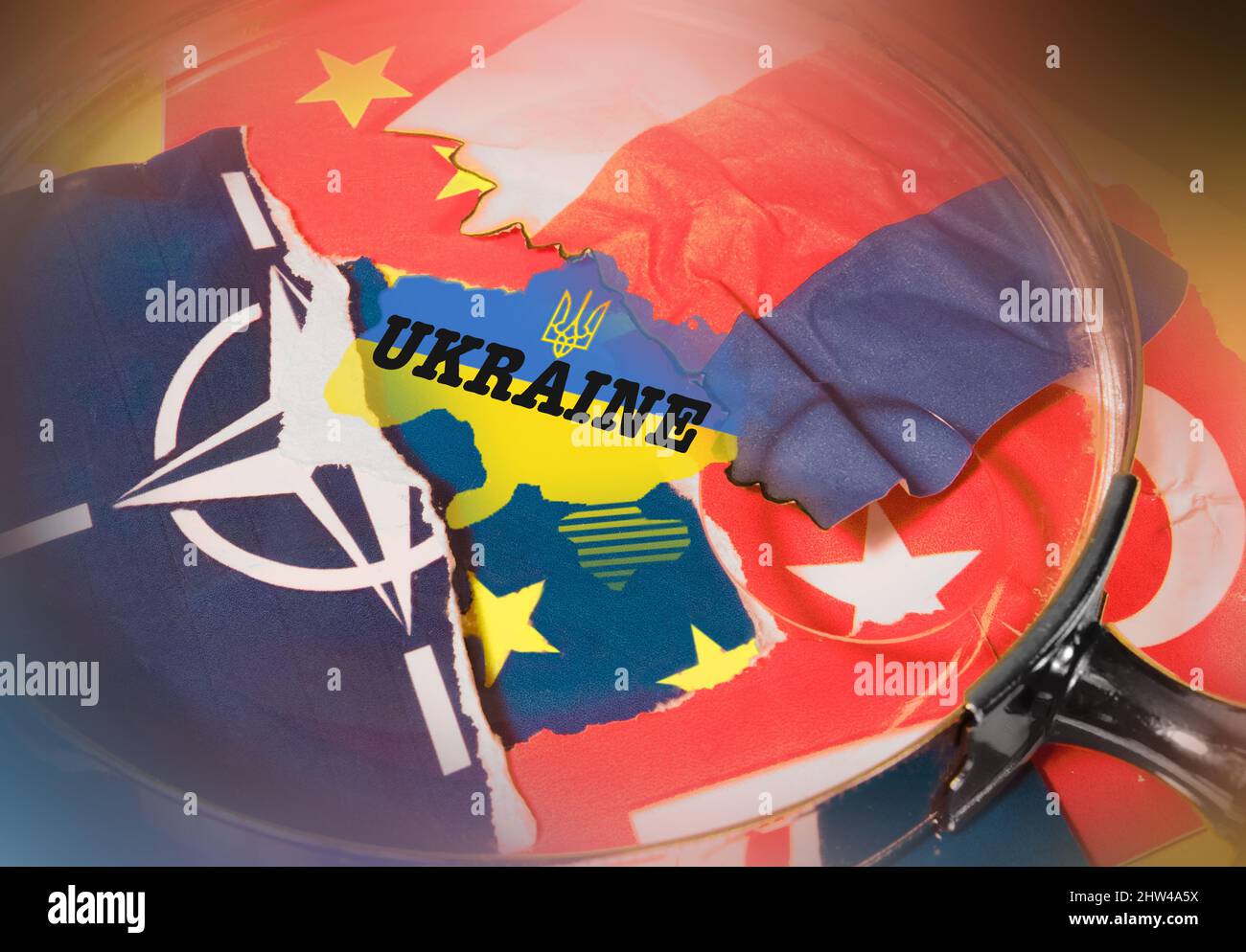 Bandiere: NATO, Russia, Cina, Turchia e nel mezzo, un nome, Ucraina.(Ucraina). Foto Stock