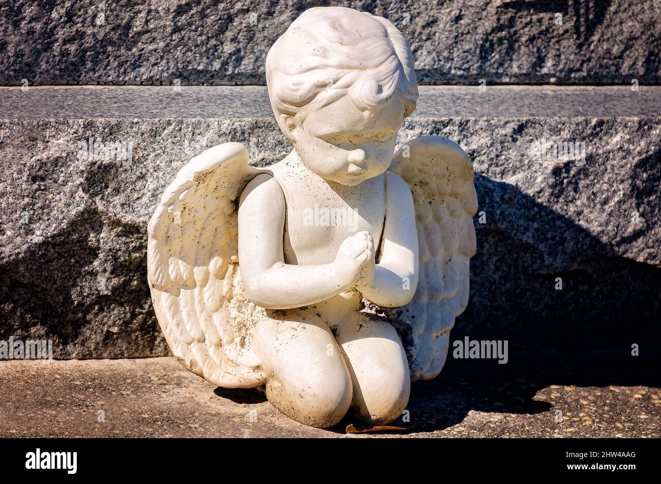 Un cherubino si trova accanto ad un monumento alle vittime dell'aborto alla Chiesa Cattolica di Santa Margherita, 1 marzo 2022, a Bayou la Batre, Alabama. Foto Stock