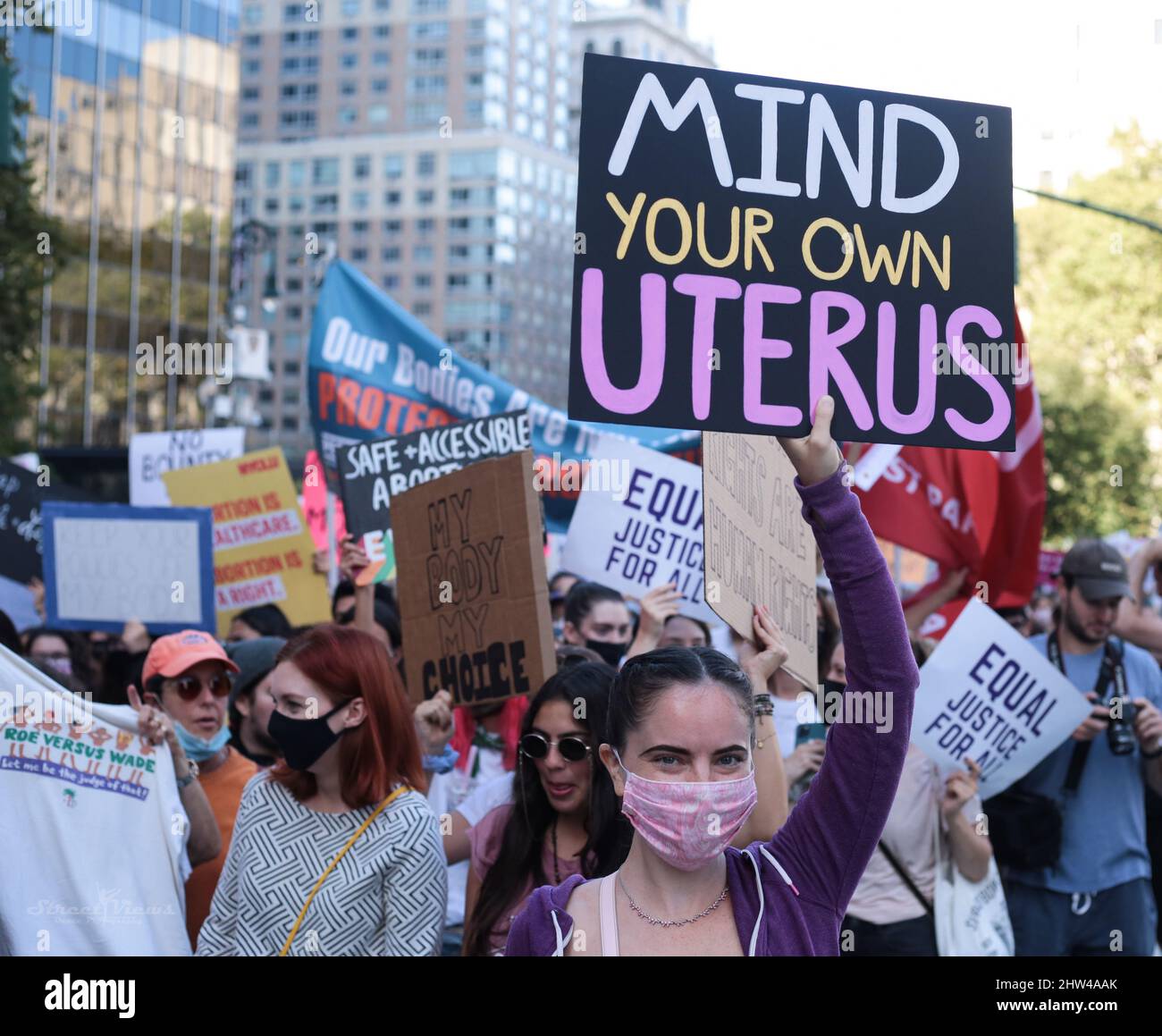 Le donne protestano a destra a New York City per smettere di vietare gli aborti . Foto Stock
