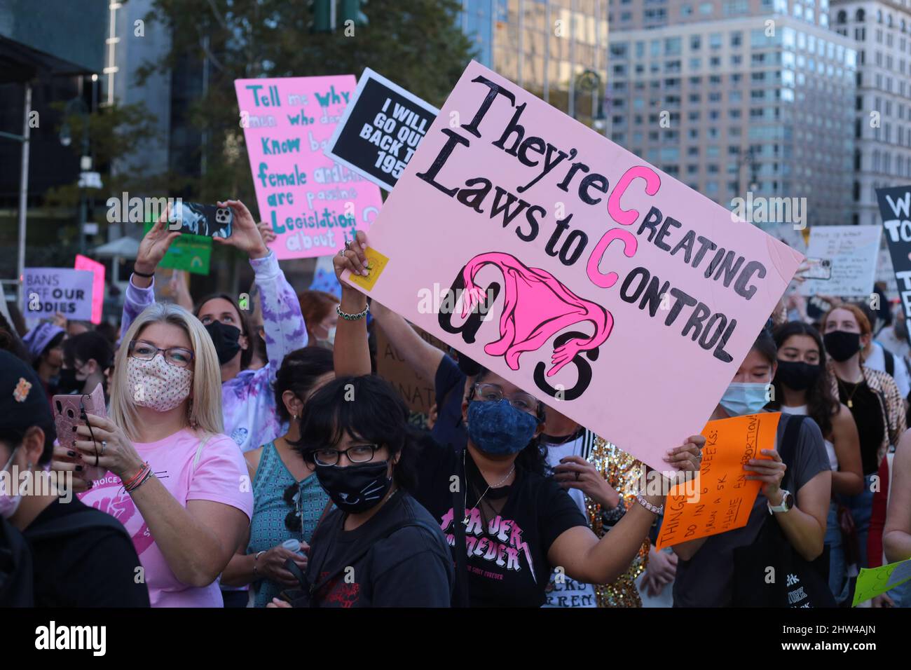 Le donne protestano a destra a New York City per smettere di vietare gli aborti . Foto Stock