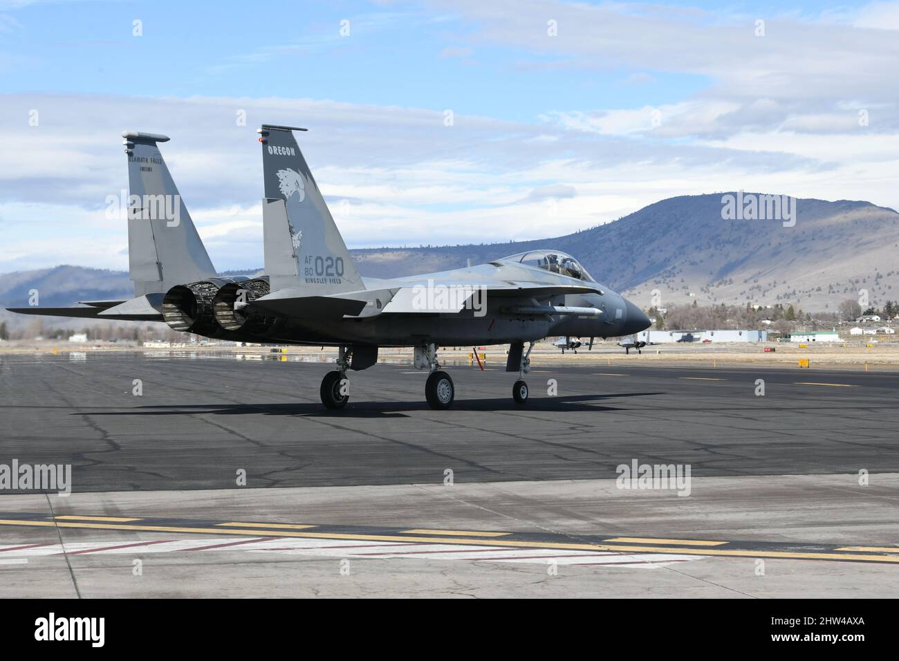 Un US Air Force F-15C Eagle taxi alla fine della pista in preperazione per una missione di allenamento di routine a Kingsley Field a Klamath Falls, Oregon 1 marzo 2022. La 173rd Fighter Wing ospita la base di addestramento F-15C più importante per l'aeronautica degli Stati Uniti. (STATI UNITI Air National Guard foto di Senior Master Sgt. Jennifer Shirar) Foto Stock