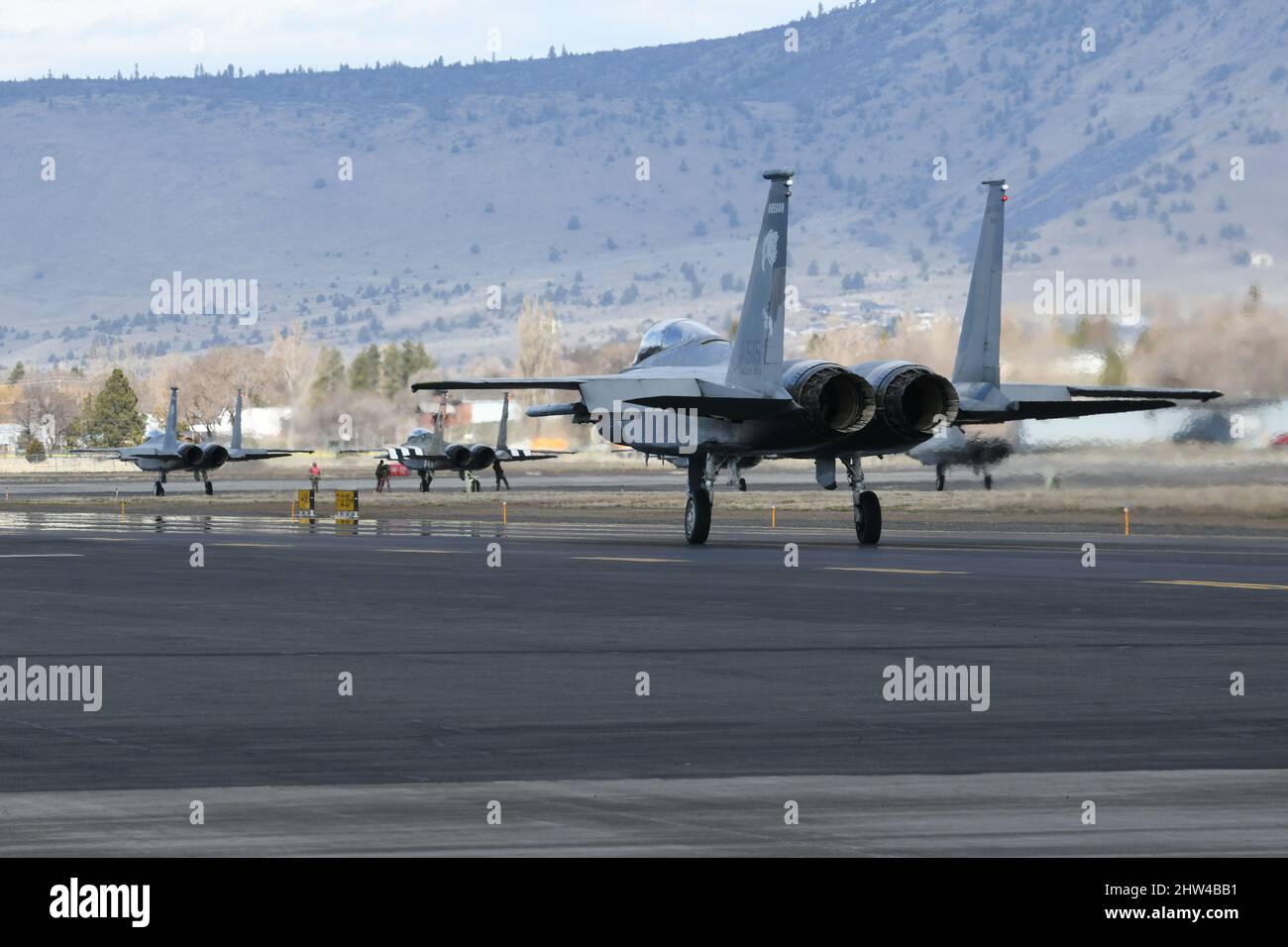 Un US Air Force F-15C Eagle taxi alla fine della pista in preperazione per una missione di allenamento di routine a Kingsley Field a Klamath Falls, Oregon 1 marzo 2022. La 173rd Fighter Wing ospita la base di addestramento F-15C più importante per l'aeronautica degli Stati Uniti. (STATI UNITI Air National Guard foto di Senior Master Sgt. Jennifer Shirar) Foto Stock