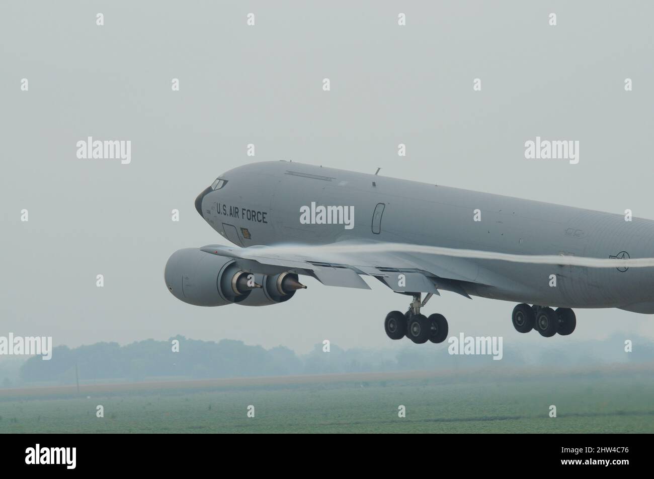 L'aria calda e umida fornisce una condizione atmosferica ideale in cui il vortice wake è visibile mentre fluiscono dalle ali di un'aeronautica statunitense KC-135 dalla Iowa Air National Guard al decollo a Sioux City, Iowa il 9 settembre 2009. Foto Master Sgt della Guardia Nazionale aerea degli Stati Uniti. Vincent De Groot 185th ARW Wing PA Foto Stock