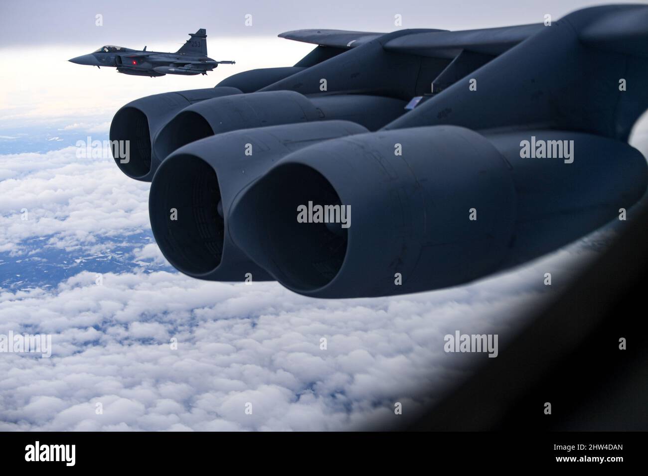 Uno svedese Saab JAS-39 Gripen caccia jet scorts a B-52H Stratofortress, assegnato al 69th Expeditionary Bomb Squadron, RAF Fairford, Inghilterra, sopra la Svezia, durante Bomber Task Force Inghilterra Feb. 24, 2022. Le missioni di bombardamento strategico migliorano la prontezza e la formazione necessarie per rispondere a qualsiasi potenziale crisi o sfida in tutto il mondo. (STATI UNITI Air Force foto di Tech. SGT. Corban Lundborg) Foto Stock