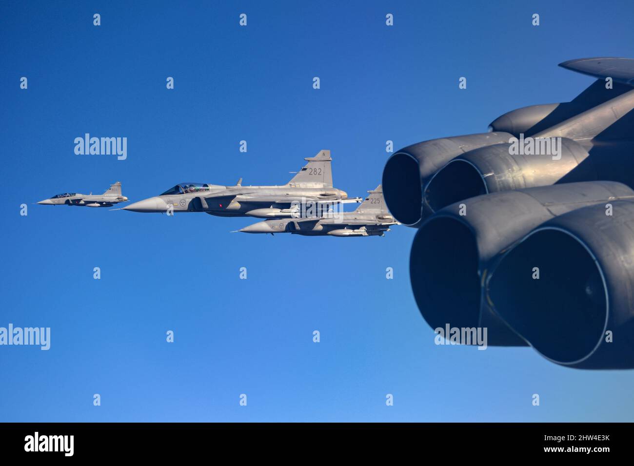 Tre aerei da caccia Svedese Saab JAS-39 Gripen scortano uno stratofortress B-52H, assegnato allo Squadrone della bomba di spedizione 69th, RAF Fairford, Inghilterra, oltre la Svezia, durante la Bomber Task Force Inghilterra il 18 febbraio 2022. Le missioni di bombardamento strategico migliorano la prontezza e la formazione necessarie per rispondere a qualsiasi potenziale crisi o sfida in tutto il mondo. (STATI UNITI Air Force foto di Tech. SGT. Corban Lundborg) Foto Stock