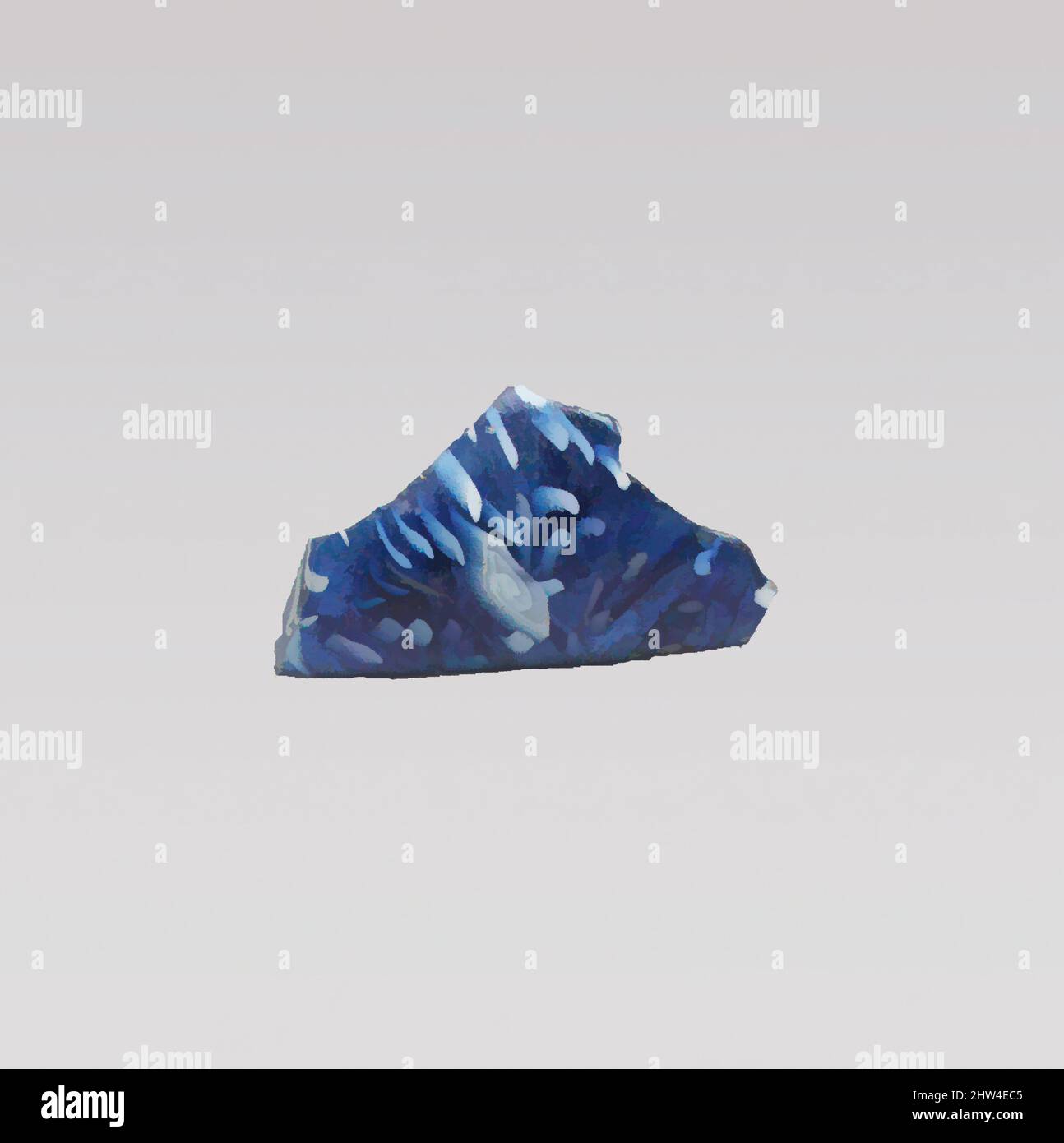 Arte ispirata al frammento di mosaico di vetro, imperiale antico, fine 1st secolo a.C.–inizio 1st secolo d.C., romana, vetro; cast, altro: 15/16 x 1 5/8 pollici. (2,4 x 4,1 cm); diam. stimato del cerchio 7 1/16 poll. (18 cm), vetro, frammento di Rim., blu cobalto traslucido e bianco opaco., Outsplayed, opere classiche modernizzate da Artotop con un tuffo di modernità. Forme, colore e valore, impatto visivo accattivante sulle emozioni artistiche attraverso la libertà delle opere d'arte in modo contemporaneo. Un messaggio senza tempo che persegue una nuova direzione selvaggiamente creativa. Artisti che si rivolgono al supporto digitale e creano l'NFT Artotop Foto Stock