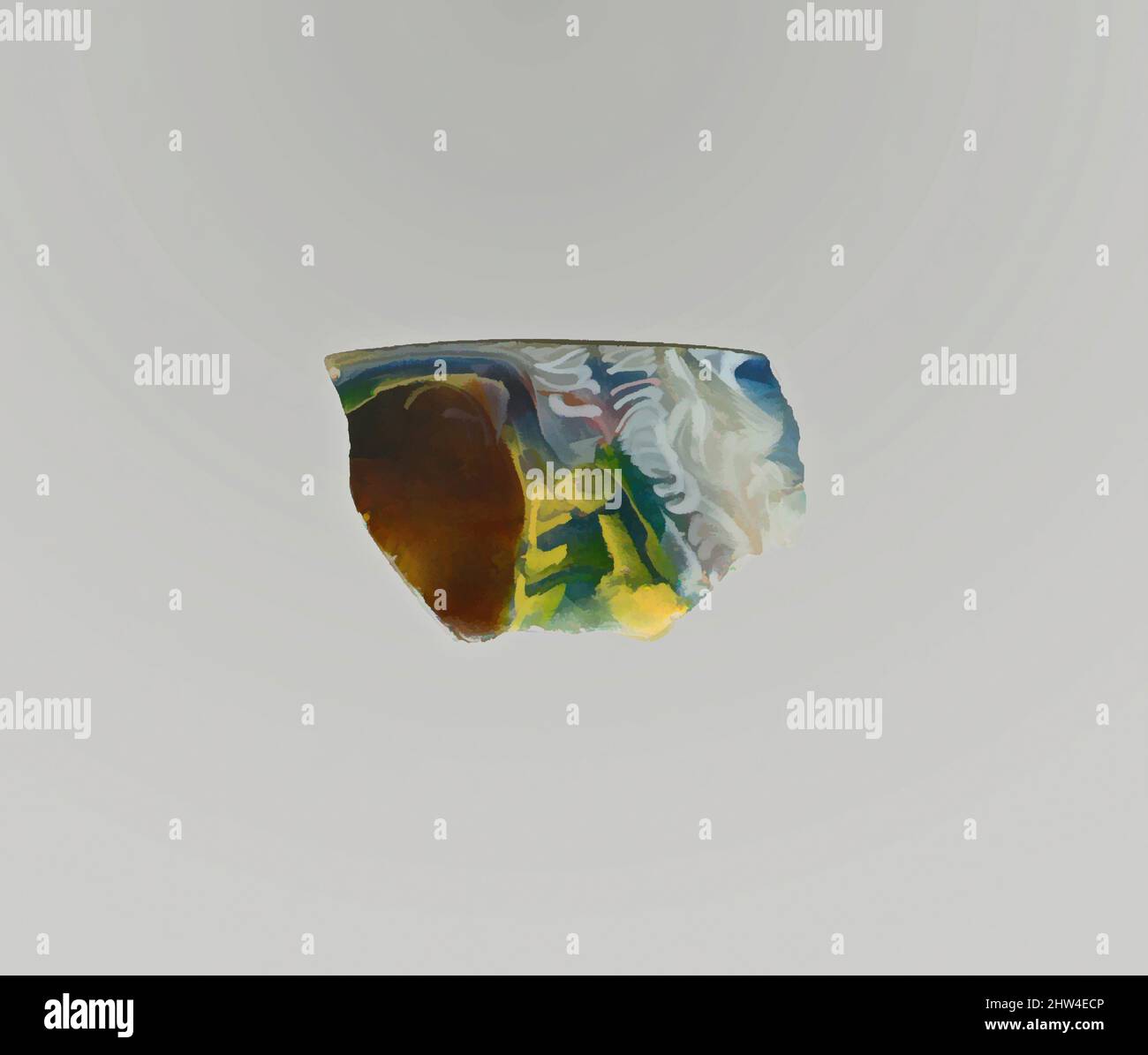 Arte ispirata dal frammento di vaso di mosaico di vetro, imperiale antico, fine 1st secolo a.C.–inizio 1st secolo d.C., romano, vetro; getto, altro: 15/16 x 1 7/16 pollici. (2,4 x 3,7 cm); diam. stimato del cerchio: 6 5/16 poll. (16 cm), vetro, frammento di Rim., blu traslucido, parzialmente miscelato con giallo opaco, opere classiche modernizzate da Artotop con un tuffo di modernità. Forme, colore e valore, impatto visivo accattivante sulle emozioni artistiche attraverso la libertà delle opere d'arte in modo contemporaneo. Un messaggio senza tempo che persegue una nuova direzione selvaggiamente creativa. Artisti che si rivolgono al supporto digitale e creano l'NFT Artotop Foto Stock