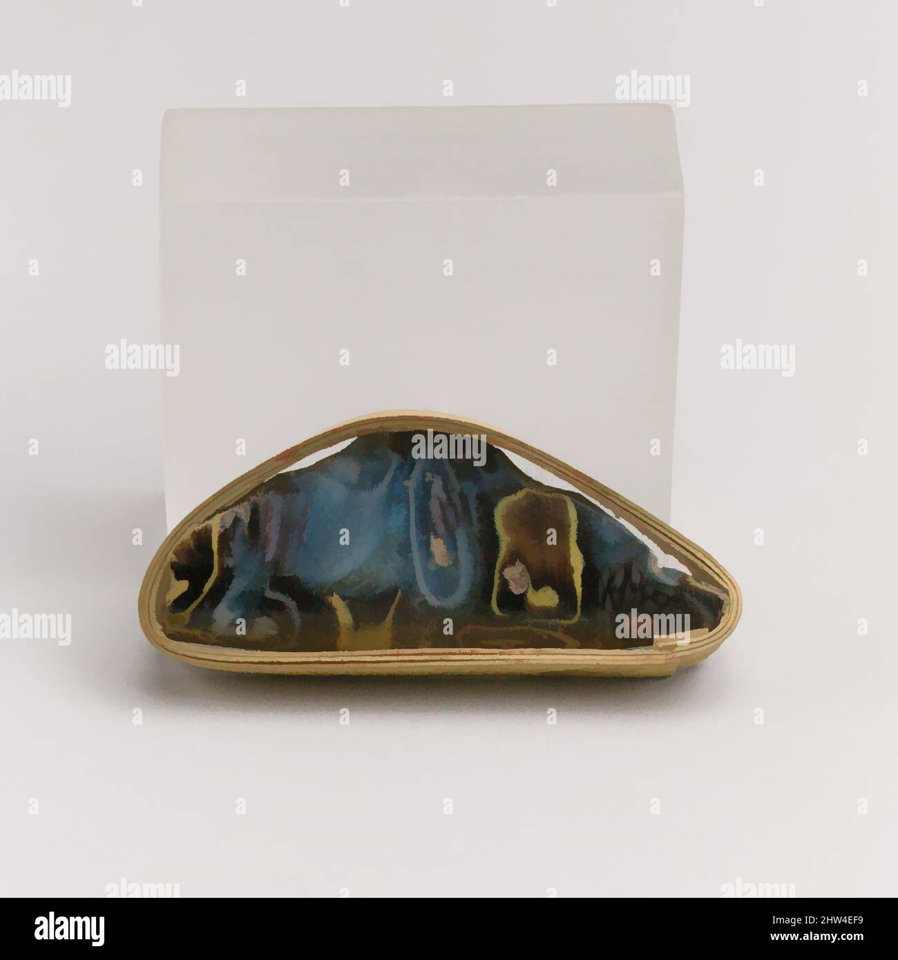 Arte ispirata dal frammento di vaso di mosaico di vetro, imperiale antico, fine 1st secolo a.C.–inizio 1st secolo d.C., romano, vetro; getto, altro: 11/16 x 1 5/8 pollici. (1,7 x 4,2 cm); diam. stimato del cerchio 4 7/8 poll. (15 cm), vetro, frammento di Rim., traslucido viola scuro che appare nero, blu cobalto, opere classiche modernizzate da Artotop con un tuffo di modernità. Forme, colore e valore, impatto visivo accattivante sulle emozioni artistiche attraverso la libertà delle opere d'arte in modo contemporaneo. Un messaggio senza tempo che persegue una nuova direzione selvaggiamente creativa. Artisti che si rivolgono al supporto digitale e creano l'NFT Artotop Foto Stock