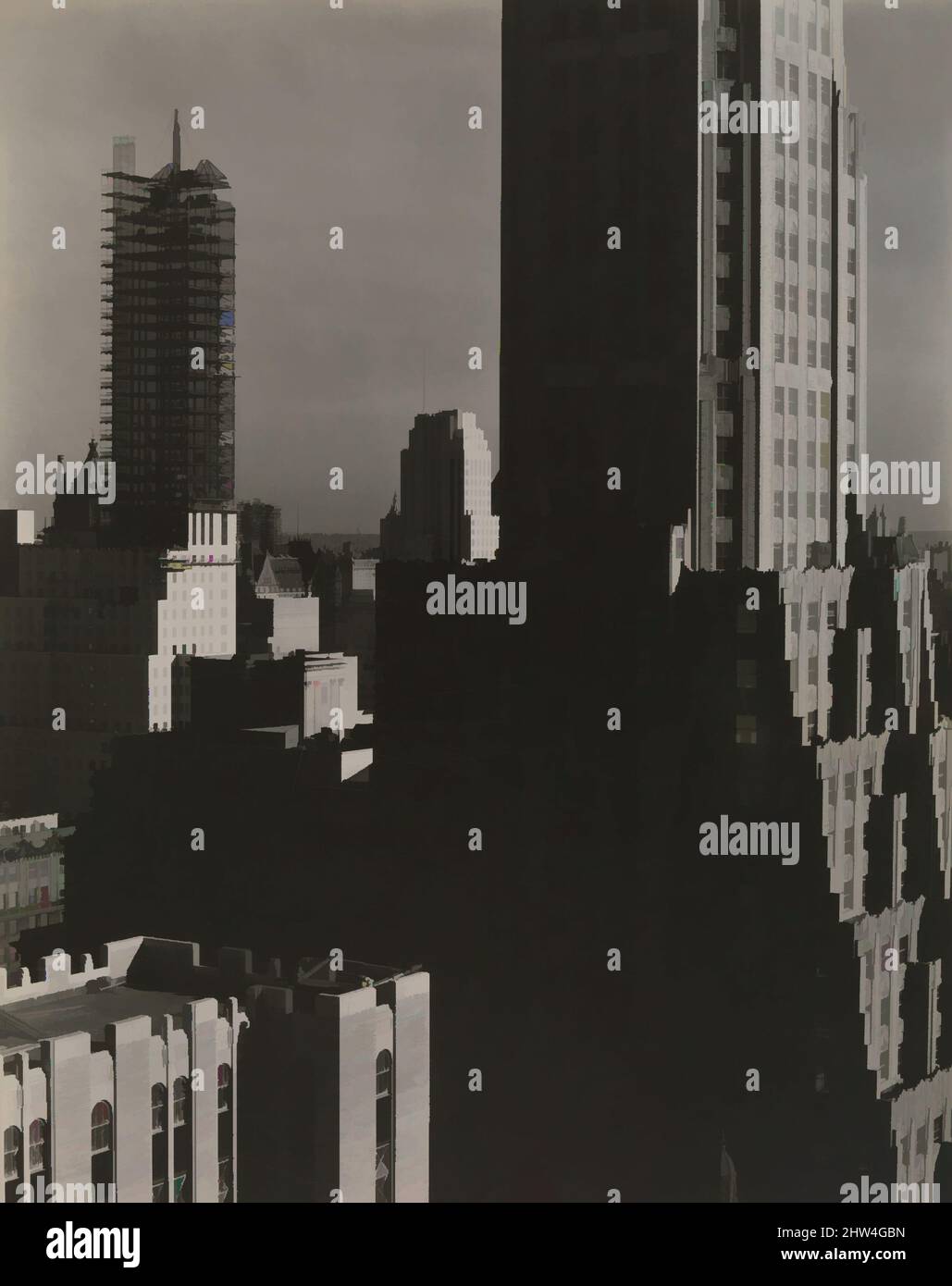 Arte ispirata da da My Window at the Shelton, North, 1931, gelatina stampa argento, 24,2 x 19,2 cm (9 1/2 x 7 9/16 in.), fotografie, Alfred Stieglitz (americano, Hoboken, New Jersey 1864–1946 New York), Stieglitz ha registrato la costruzione dei grattacieli del centro di Manhattan dal, Opere classiche modernizzate da Artotop con un tocco di modernità. Forme, colore e valore, impatto visivo accattivante sulle emozioni artistiche attraverso la libertà delle opere d'arte in modo contemporaneo. Un messaggio senza tempo che persegue una nuova direzione selvaggiamente creativa. Artisti che si rivolgono al supporto digitale e creano l'NFT Artotop Foto Stock