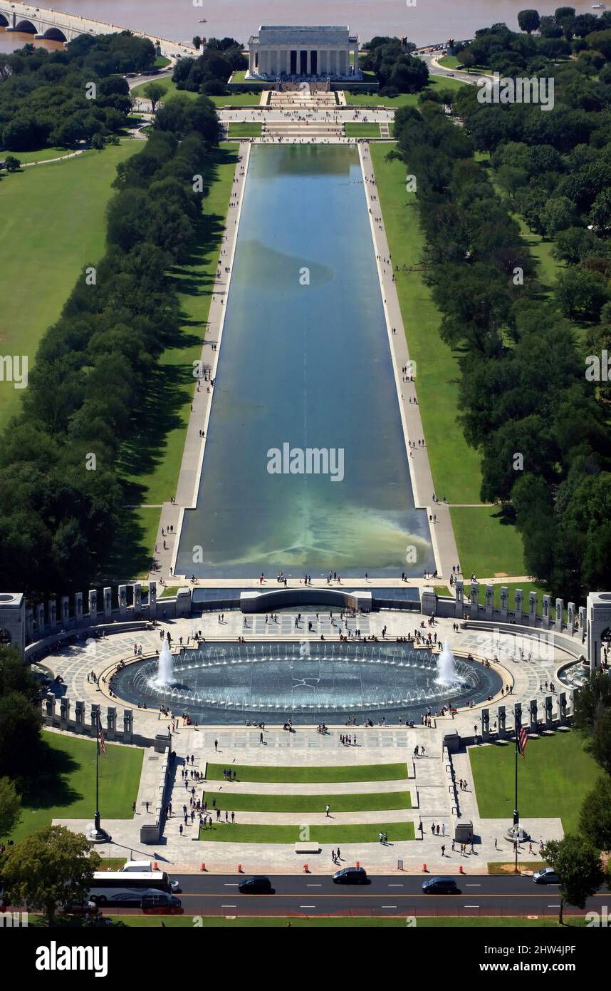 Vista aerea del Lincoln Memorial e del National World War II Memorial, con piscina riflettente - Washington DC, USA. Foto Stock