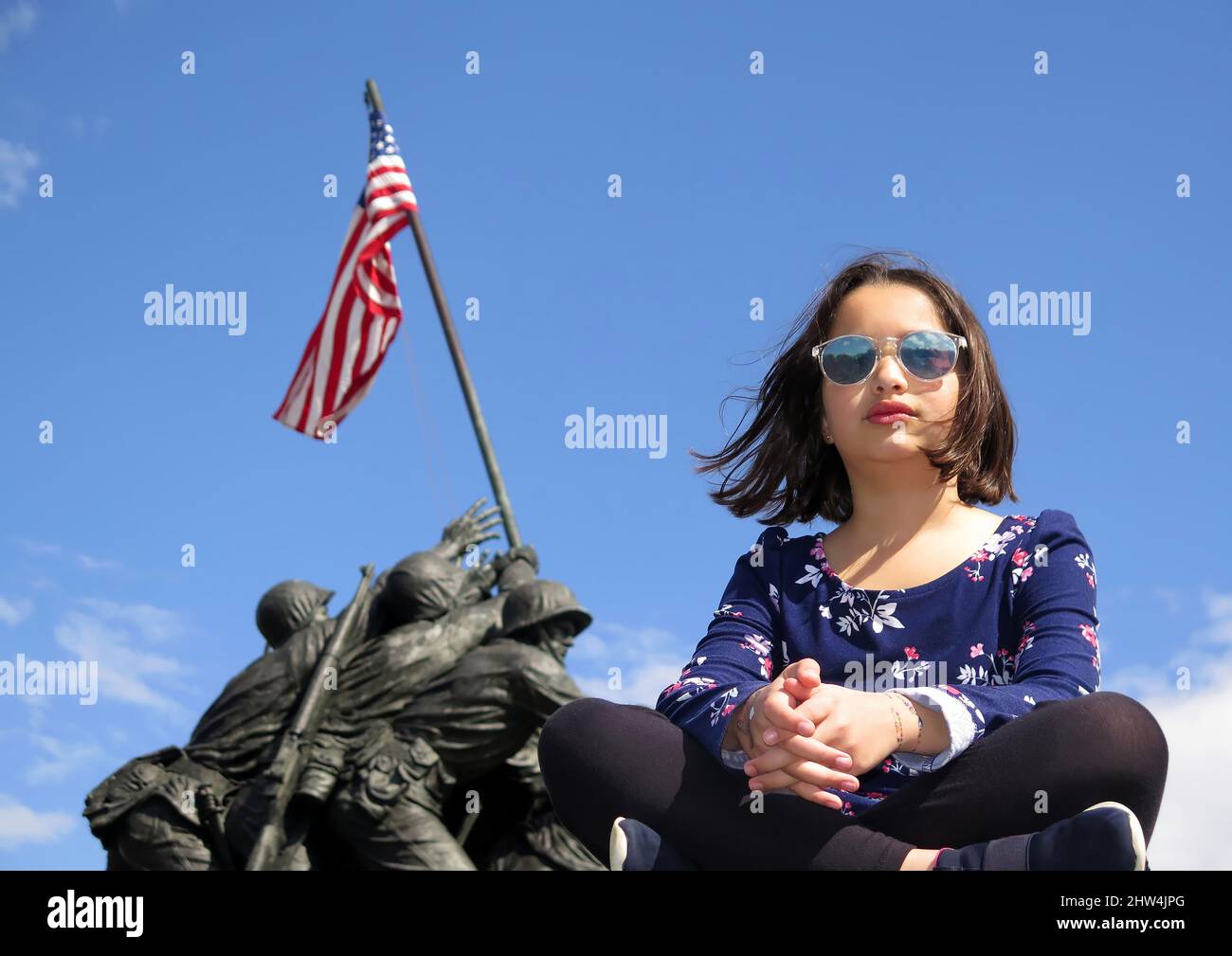 Giovane ragazza in visita all'Iwo Jima Memorial, Arlington, Virginia, USA. Foto Stock