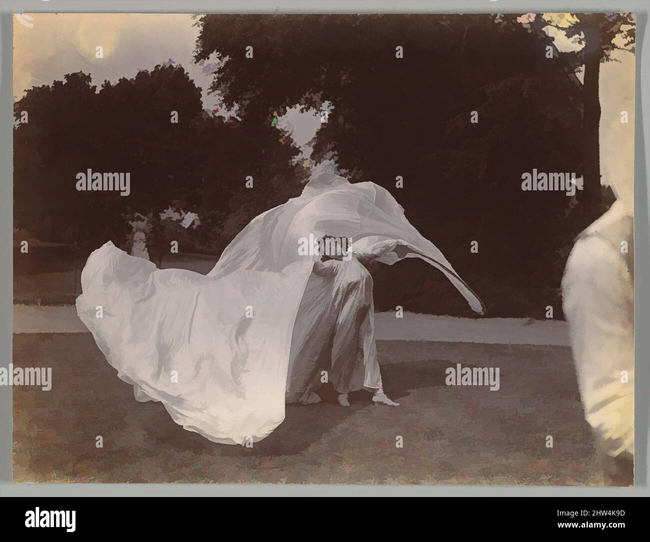 Arte ispirata a Loie Fuller Dancing, ca. 1900, stampa in argento gelatina, 10,9 x 14,3 cm (4 5/16 x 5 5/8 poll.), fotografie, Samuel Joshua Beckett (britannico, Shadwell, Stepney London 1870–1940 Bournemouth, opere classiche modernizzate da Artotop con un tocco di modernità. Forme, colore e valore, impatto visivo accattivante sulle emozioni artistiche attraverso la libertà delle opere d'arte in modo contemporaneo. Un messaggio senza tempo che persegue una nuova direzione selvaggiamente creativa. Artisti che si rivolgono al supporto digitale e creano l'NFT Artotop Foto Stock