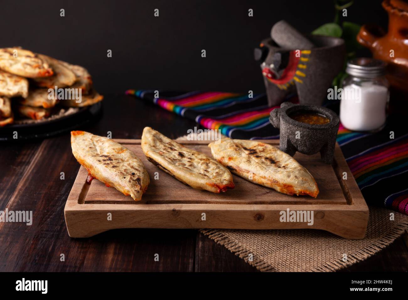 Tlacoyos. Piatto messicano pre-ispanico fatto di paty di farina di mais ripieno di chicharron prensado (rins di maiale pressato). Popolare Street food in Messico. Foto Stock