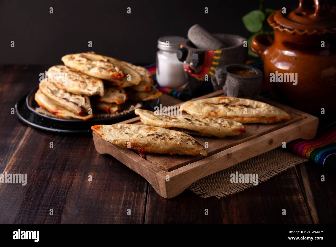 Tlacoyos. Piatto messicano pre-ispanico fatto di paty di farina di mais ripieno di chicharron prensado (rins di maiale pressato). Popolare Street food in Messico. Foto Stock