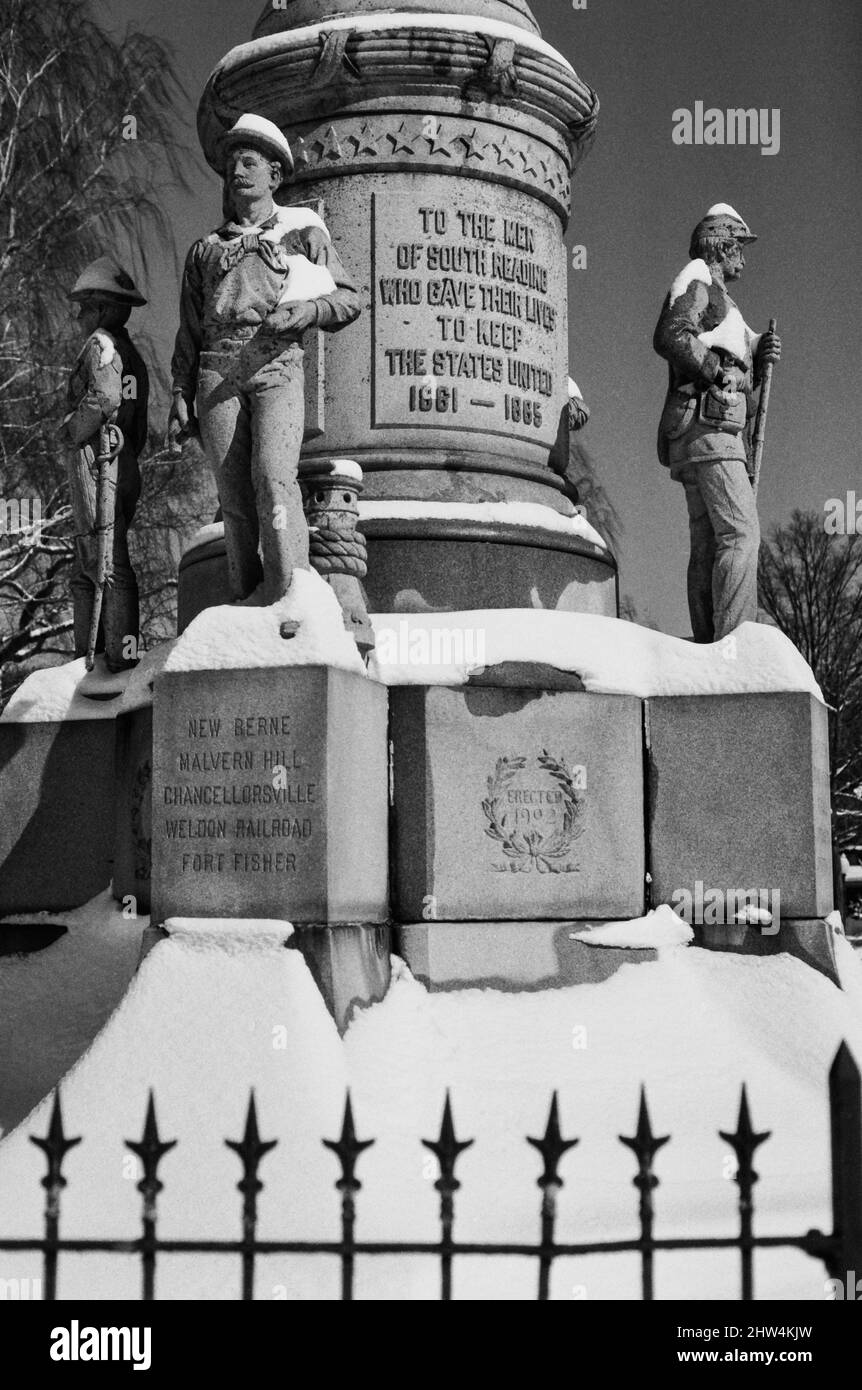 Un bellissimo parco e monumento di guerra coperto di neve dopo la tempesta. Foto Stock