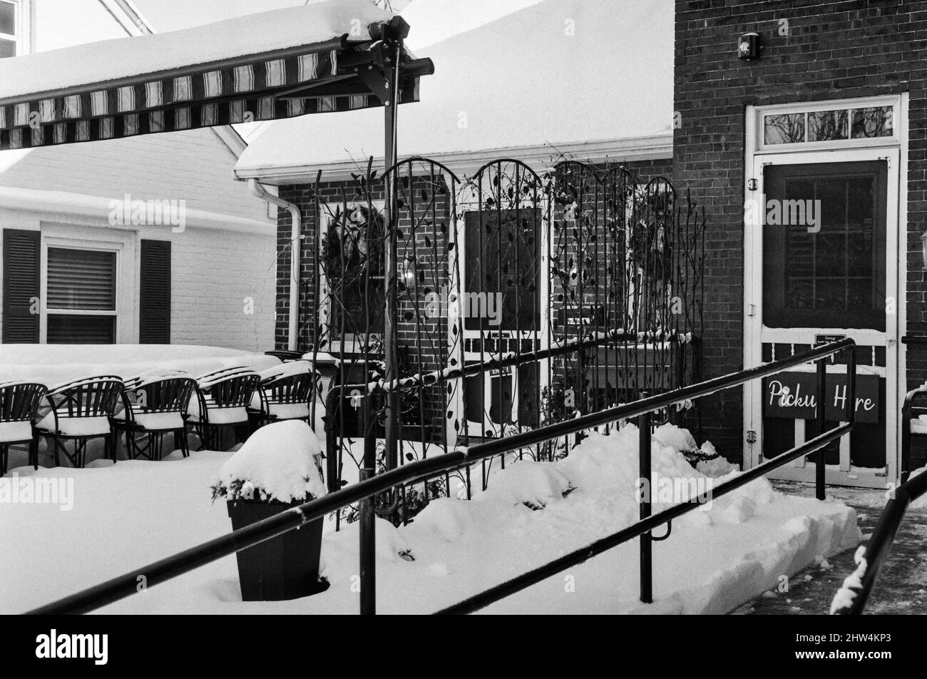 Area salotto all'aperto del ristorante coperta di neve dopo una tempesta Foto Stock