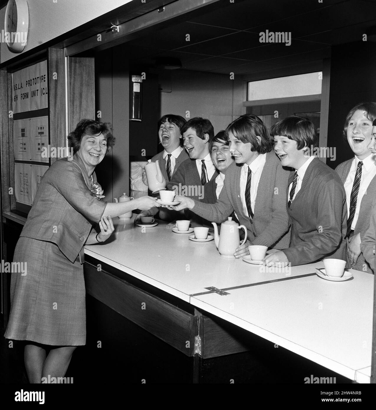 Il Ministro di Stato per l'Istruzione e la Scienza Shirley Williams apre la Scuola elementare della Contea di Armitage ad Ardwick, Manchester. 10th maggio 1967. Foto Stock
