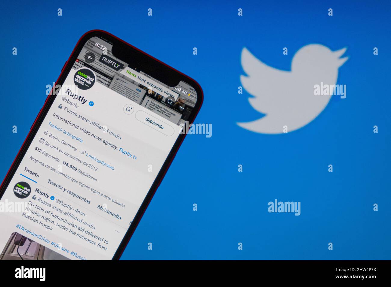 Cile. 03rd Mar 2022. In questa illustrazione della foto, sullo smartphone viene visualizzato il profilo dell'account Twitter di Ruptly, denominato "Media affiliati allo stato della Russia", con il logo Twitter sullo sfondo. Credit: SOPA Images Limited/Alamy Live News Foto Stock