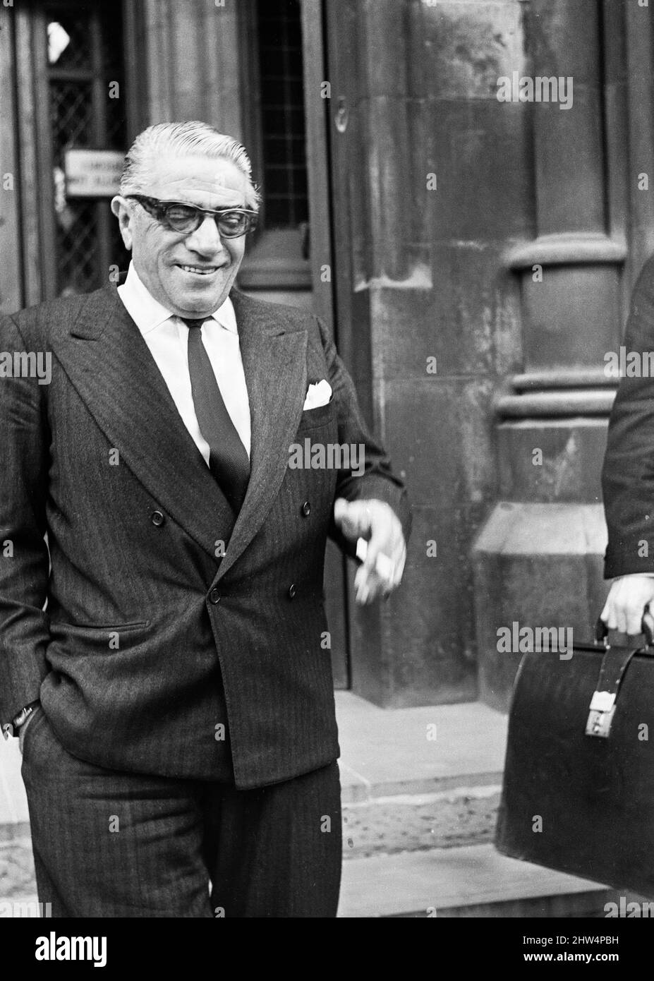 Il magnate greco Aristotle Onassis partecipa ai tribunali legali di Londra per citare in giudizio 77 Panaghis Vergottis, un armatore greco in relazione ad un accordo che coinvolge il £1.200.000 freighter 'Artemision 11'.Picture mostra Aristotle Onassis che arriva al tribunale di legge il terzo giorno. 19th aprile 1967. Foto Stock