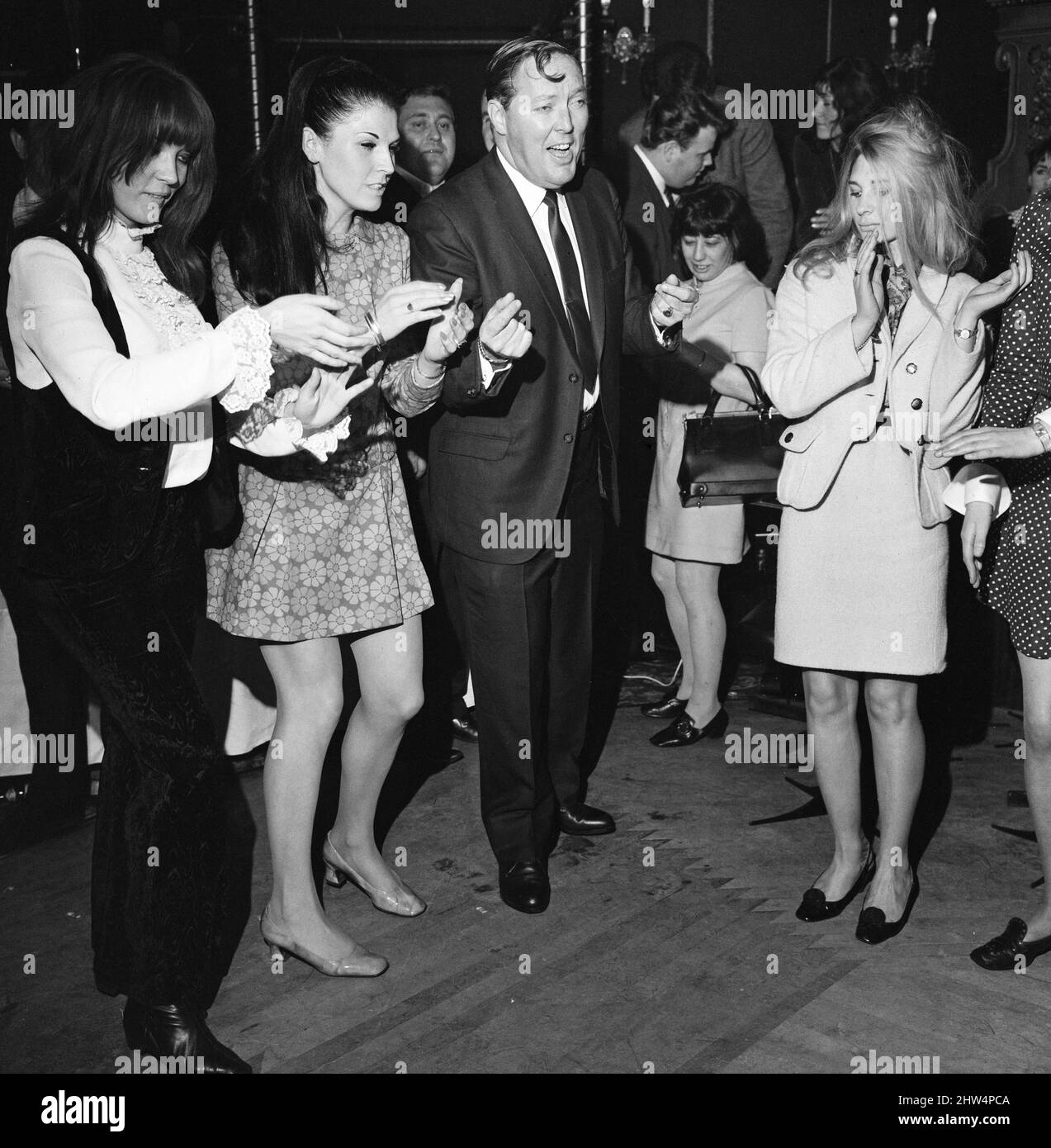 King of Rock and Roll Bill Haley e le sue comete hanno dato un ricevimento in un nightclub del West End, prima di andare a giocare al Municipio di High Wycombe. Tra i suoi ospiti c'erano dei mini ragazzi scherzati che non avevano mai sentito parlare di Haley, ma quando i suoi dischi cominciarono a suonare, non potevano semplicemente restare fermi e presto impararono a rock. Anche se non può danzare se stesso, Bill Haley mostra agli adolescenti alcuni passi di roccia. 30th aprile 1968. Foto Stock