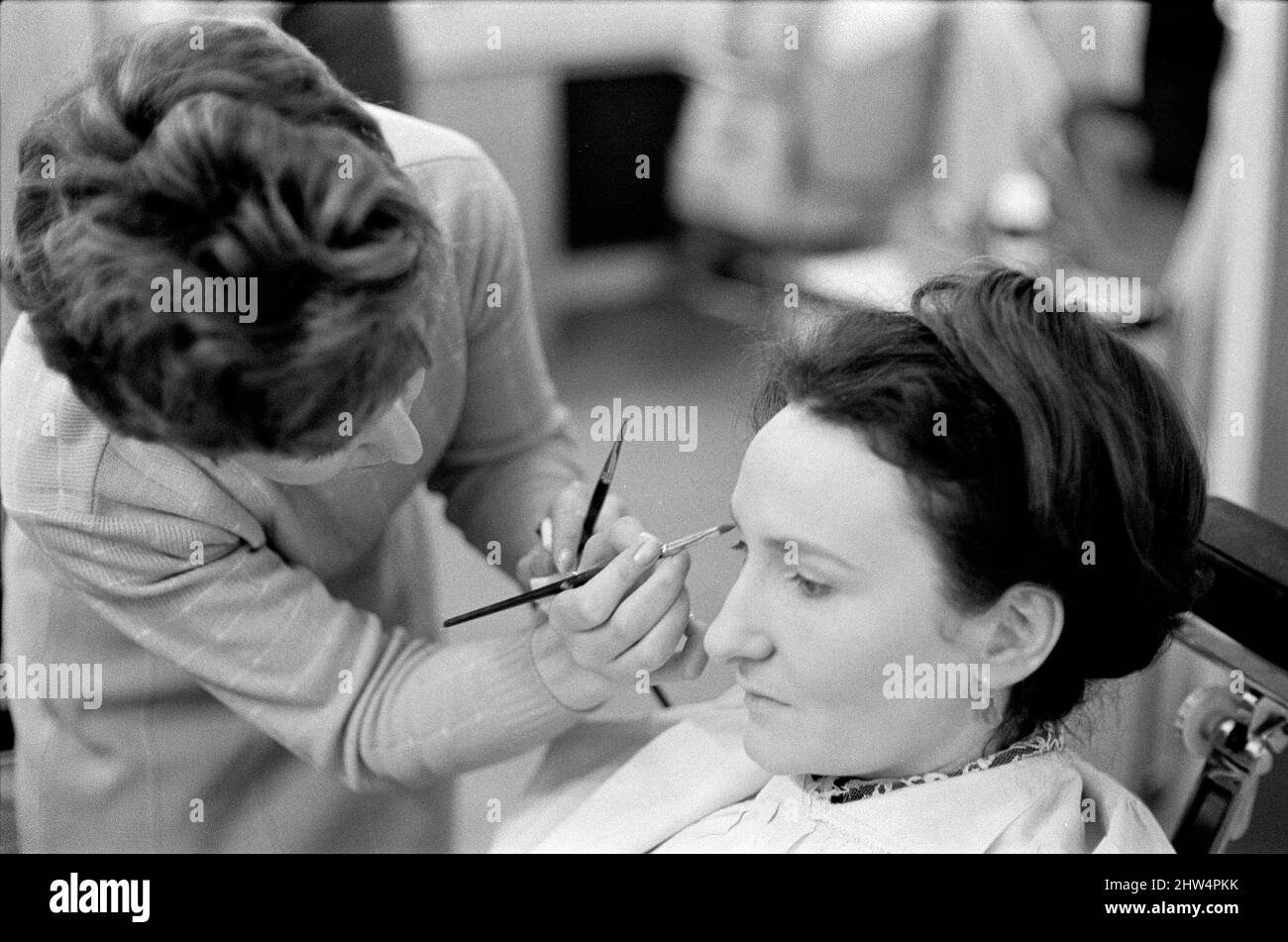 Il cast di 'Coronation Street' sul set. Eileen Derbyshire in trucco. 16th aprile 1968. Foto Stock