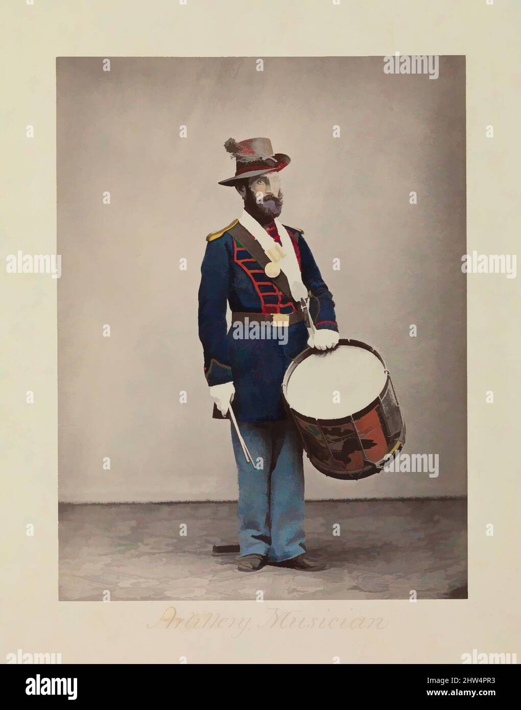 Art Inspired by Artillery, Musician, 1866, albumen silver stampa da vetro negativo, Image: 19,9 x 14,9 cm (7 13/16 x 5 7/8 in.), Photographs, attribuito a Oliver H. Willard (americano, attivo 1850s–70s, morto 1875), questo ritratto a mano-colorato fornisce un buon sguardo ai colori della guerra— , Opere classiche modernizzate da Artotop con un tuffo di modernità. Forme, colore e valore, impatto visivo accattivante sulle emozioni artistiche attraverso la libertà delle opere d'arte in modo contemporaneo. Un messaggio senza tempo che persegue una nuova direzione selvaggiamente creativa. Artisti che si rivolgono al supporto digitale e creano l'NFT Artotop Foto Stock