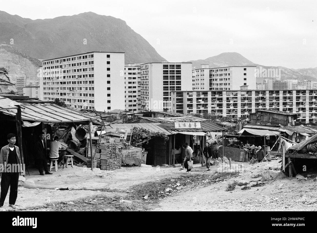 Vita nel 1960s coloniale Hong Kong, con una popolazione in rapida crescita di oltre 4 milioni di persone, molti sono costretti a vivere in baraccopoli e baraccopoli, nella foto di gennaio 1968. La nostra foto mostra ... città timorosa con nuovi blocchi di reinsediamento alto in background. Foto Stock