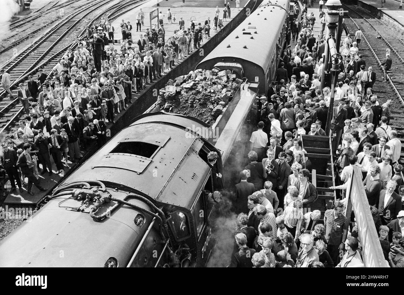 Il 1T57 "quindici Guinea Special", l'ultimo treno passeggeri della linea principale che sarà trasportato con locomotiva a vapore su British Rail il 11th agosto 1968 prima dell'introduzione di un divieto del vapore che è iniziato il giorno successivo. Si trattava di un treno speciale per escursioni in treno organizzato per l'occasione da Liverpool via Manchester a Carlisle e ritorno, ed è stato tirato da quattro diverse locomotive a vapore a turno durante le quattro gambe del viaggio. Foto mostra: Il treno, trainato dalla locomotiva di classe Britannia No. 70013 Oliver Cromwell, è accolto da folle di wellwishers e appassionati come fa una sosta Foto Stock