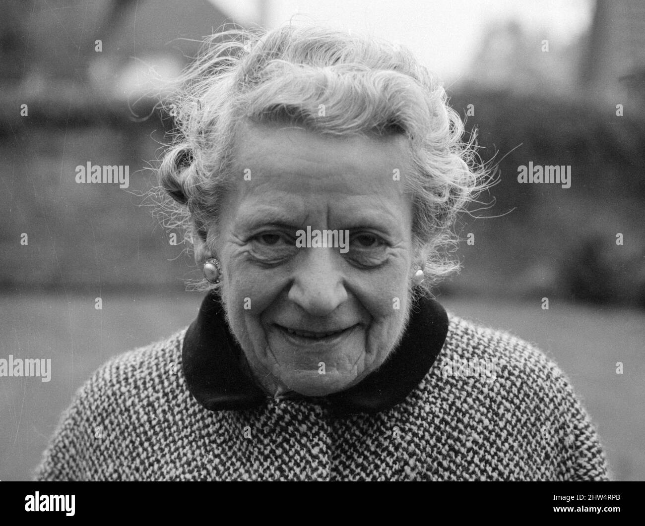 Richmal Crompton, autore dei libri 'Just William', raffigurato a casa sua a Orpington Road, Chislehurst, Kent. 15th novembre 1968. Y10132. Foto Stock